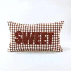 Kussen<Blancheporte Katoenen kussen, SWEET opschrift en ingeweven ruitjes karamel