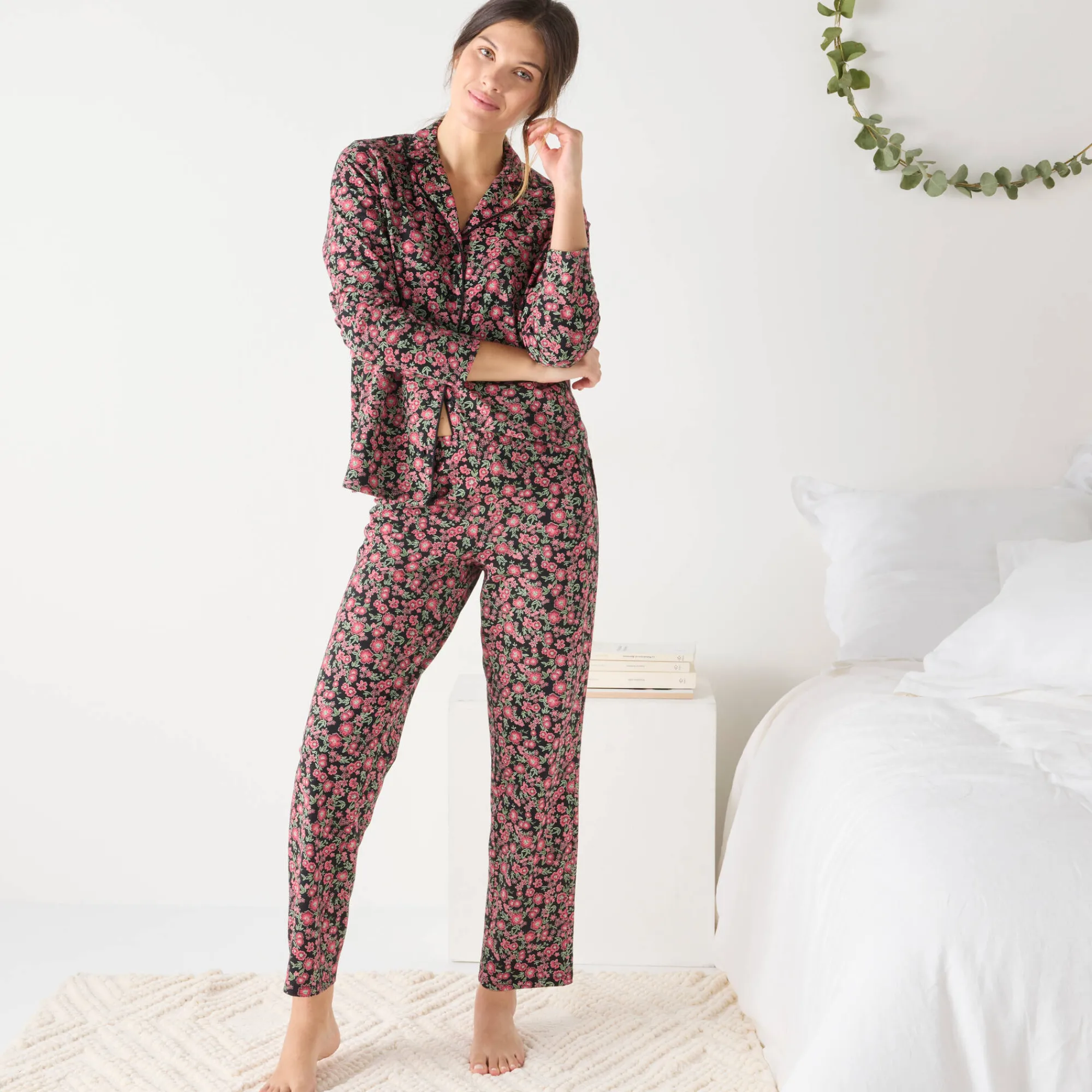Pyjama<Blancheporte Katoenen pyjama met lange mouwen, bloemetjes en reverskraag zwart / bordeaux