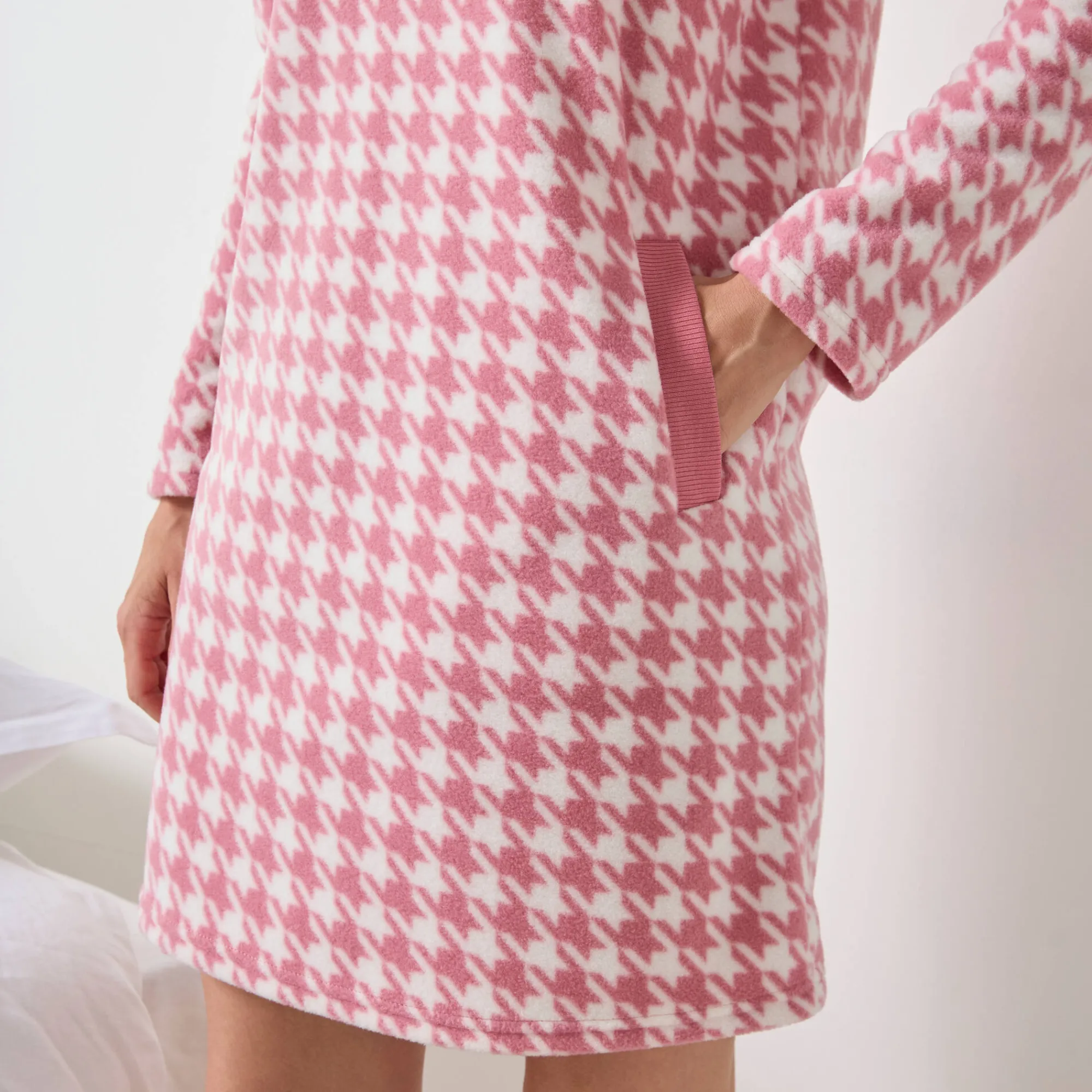 Nachthemd<Blancheporte Kort nachthemd in fleece met pied-de-coq print roze