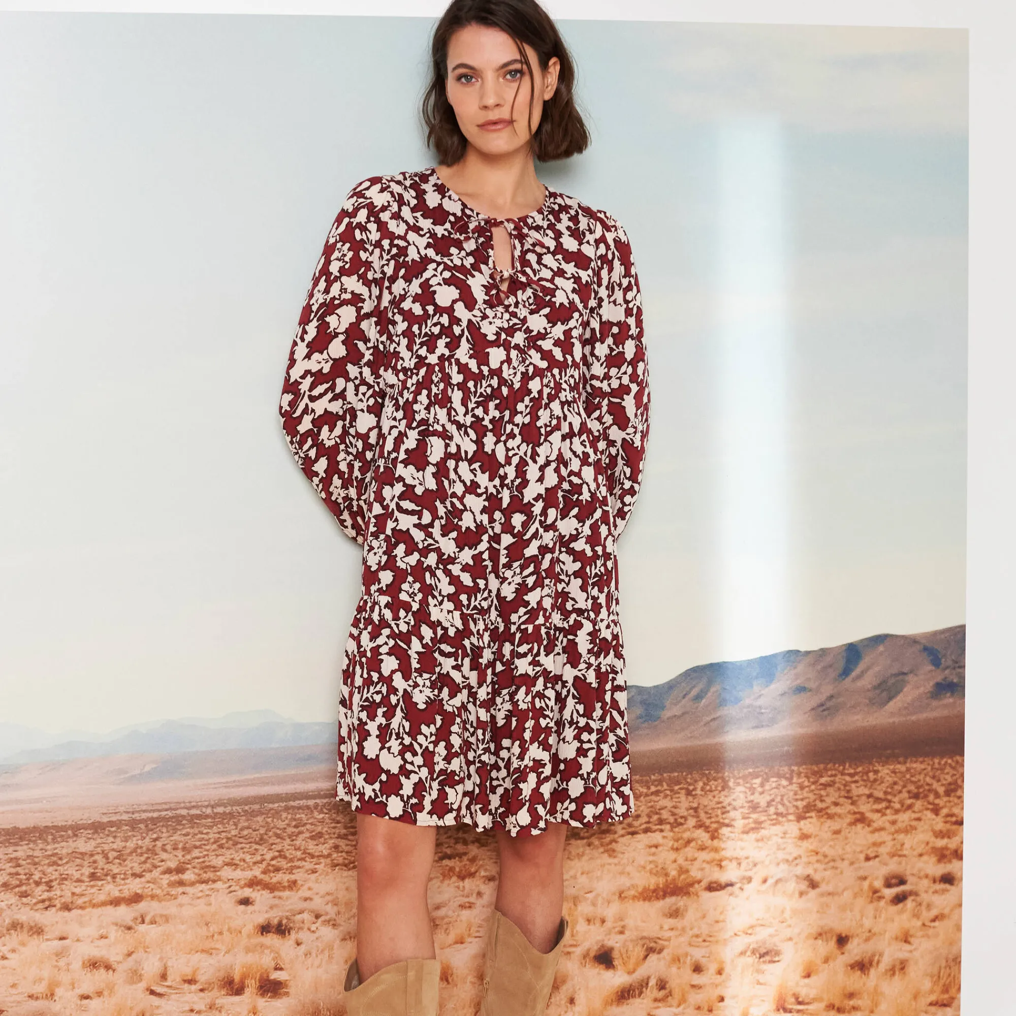 Jurk<Blancheporte Korte, bedrukte jurk, detail van striklintjes bordeaux / beige