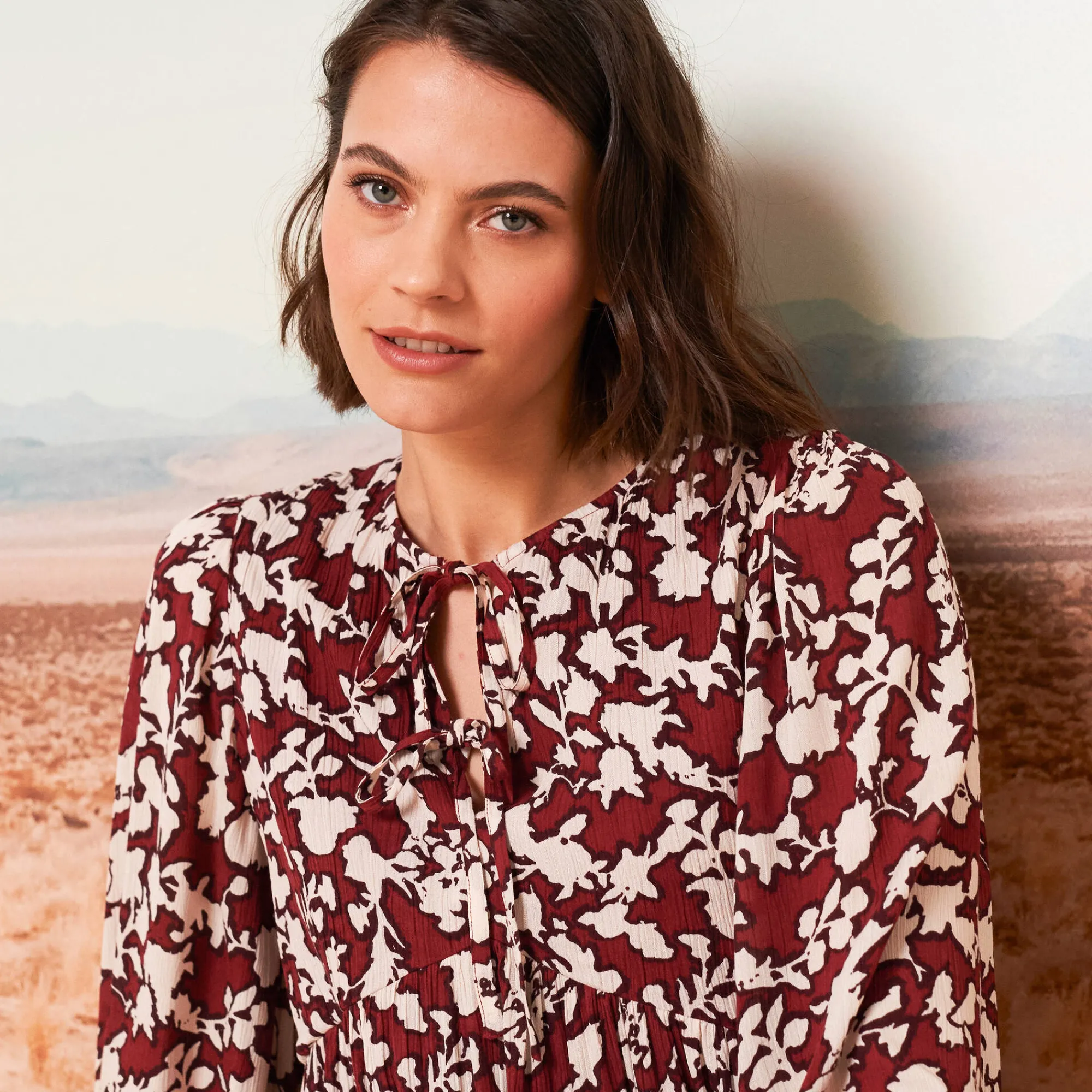 Jurk<Blancheporte Korte, bedrukte jurk, detail van striklintjes bordeaux / beige
