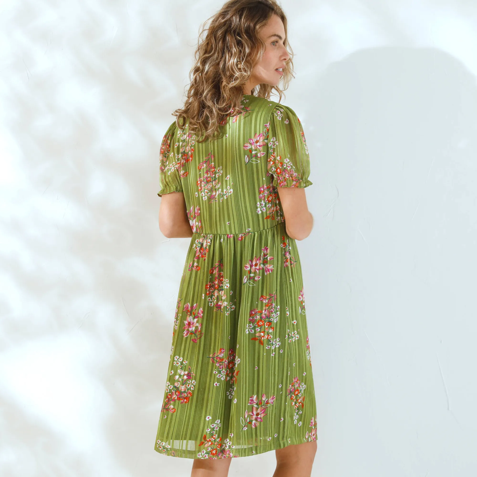 Jurk<Blancheporte Korte jurk met bloemenprint, voile en glanzende draad kaki / roze