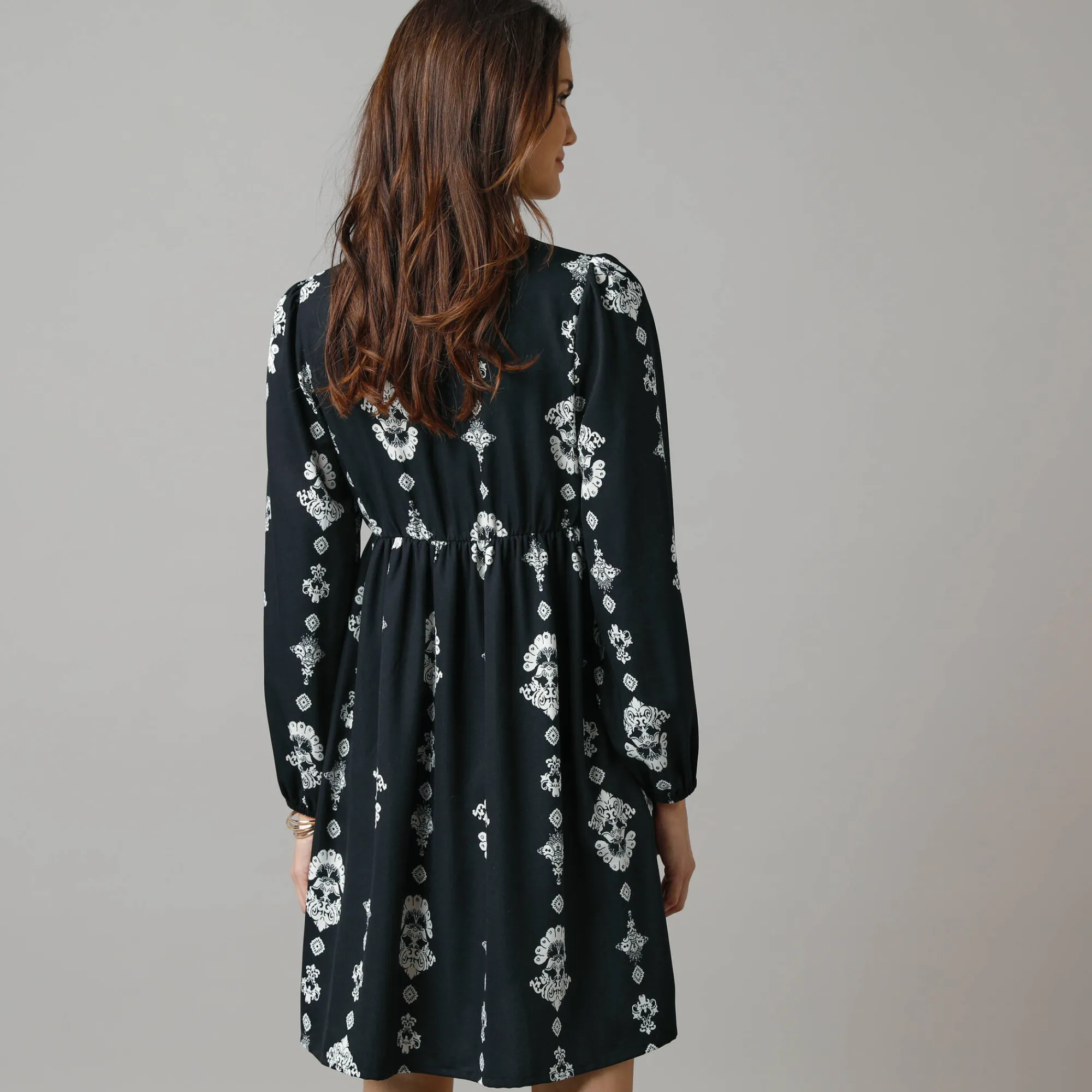 Feestoutfits Dames|Jurk<Lora Zellini Korte jurk met V-hals, bedrukte crêpe zwart / ecru