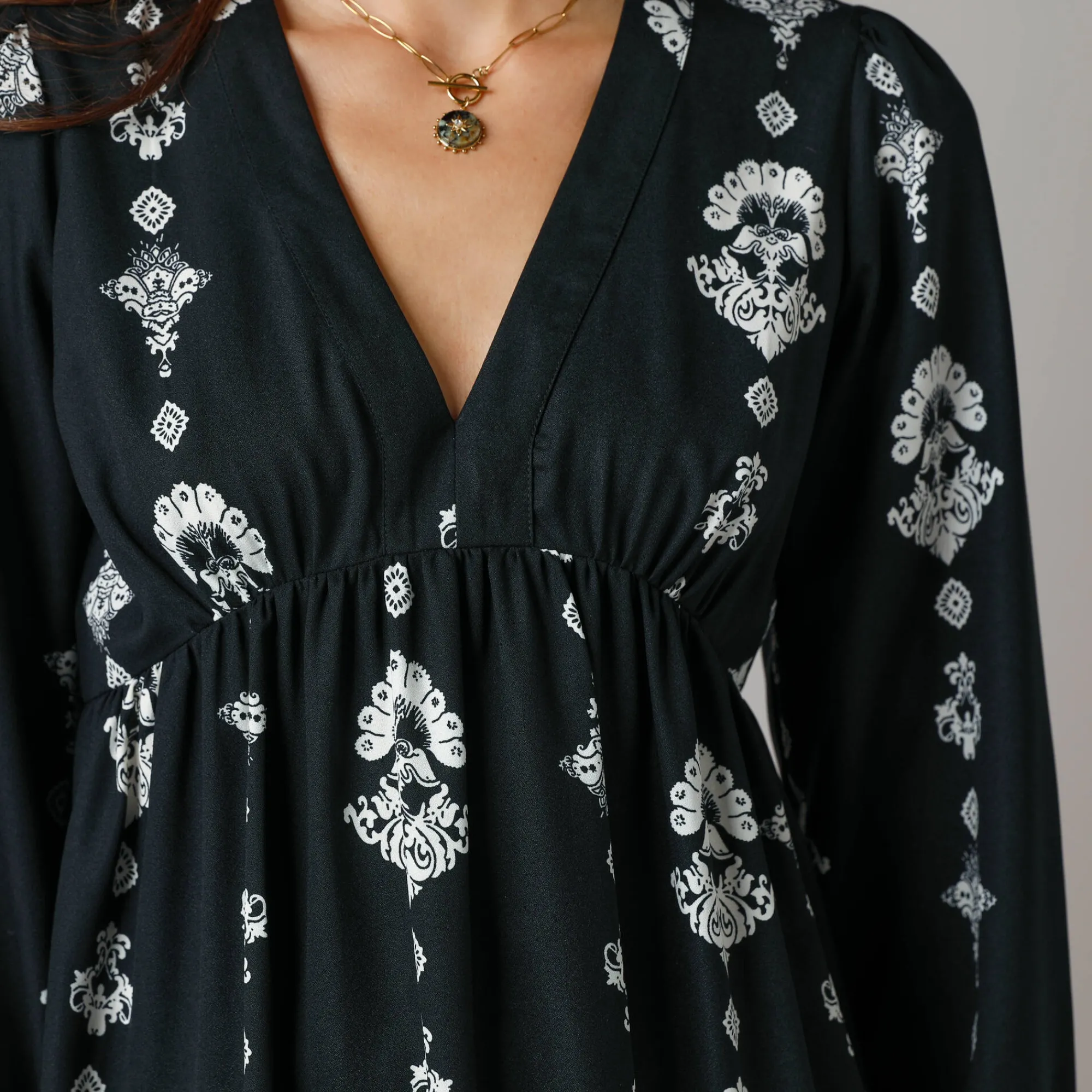Feestoutfits Dames|Jurk<Lora Zellini Korte jurk met V-hals, bedrukte crêpe zwart / ecru