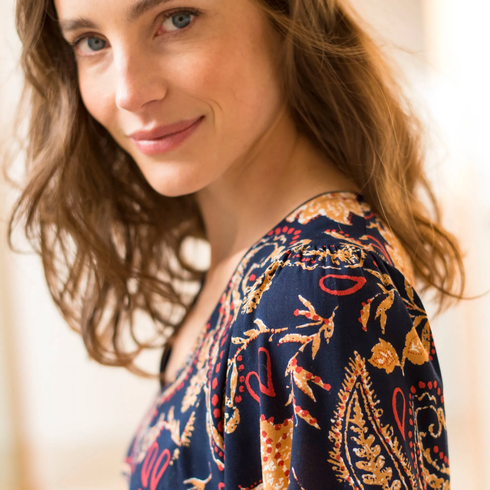 Jurk<Blancheporte Korte jurk met V-hals, 'boho' print marine / karamel