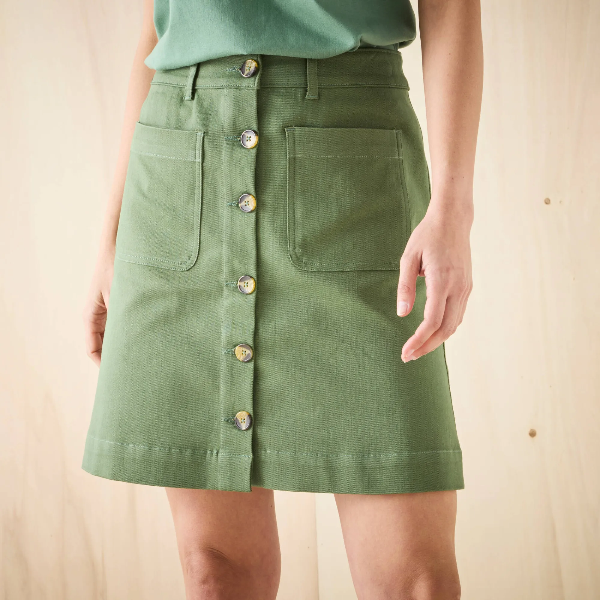 Rok<Blancheporte Korte, uitlopende rok met knopen kaki