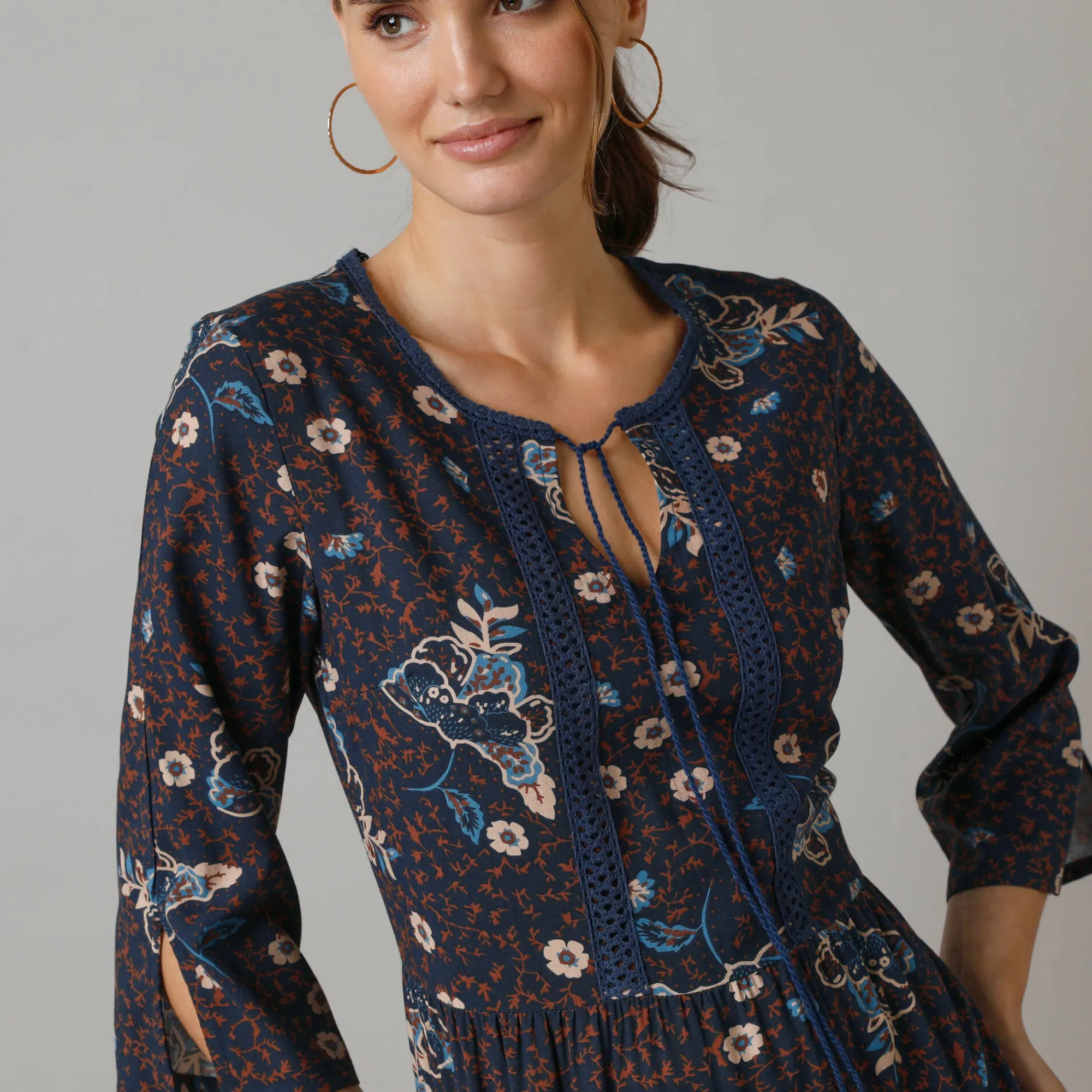 Jurk<Lora Zellini Lange, bedrukte jurk met 3/4-mouwen, details in macramé marine