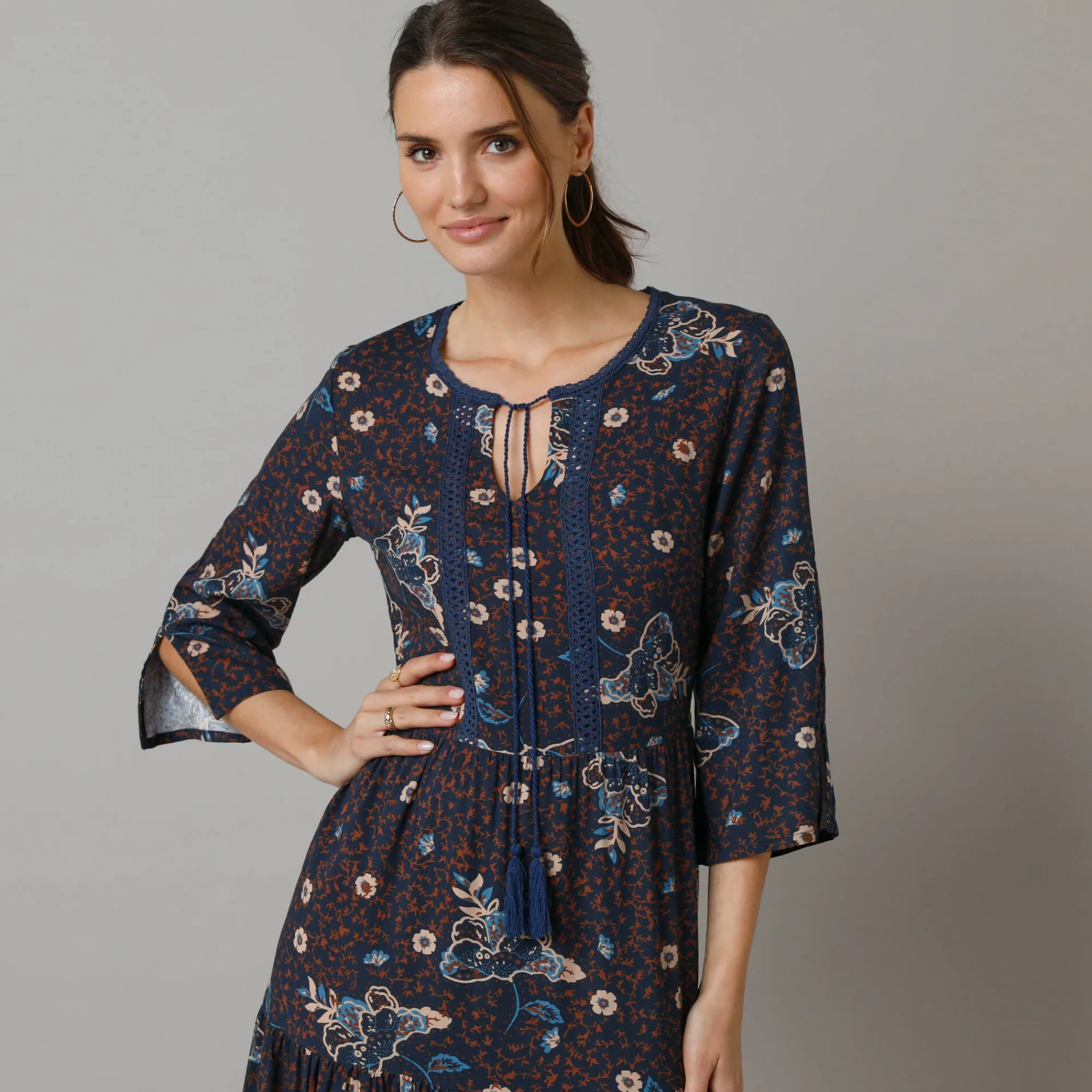 Jurk<Lora Zellini Lange, bedrukte jurk met 3/4-mouwen, details in macramé marine