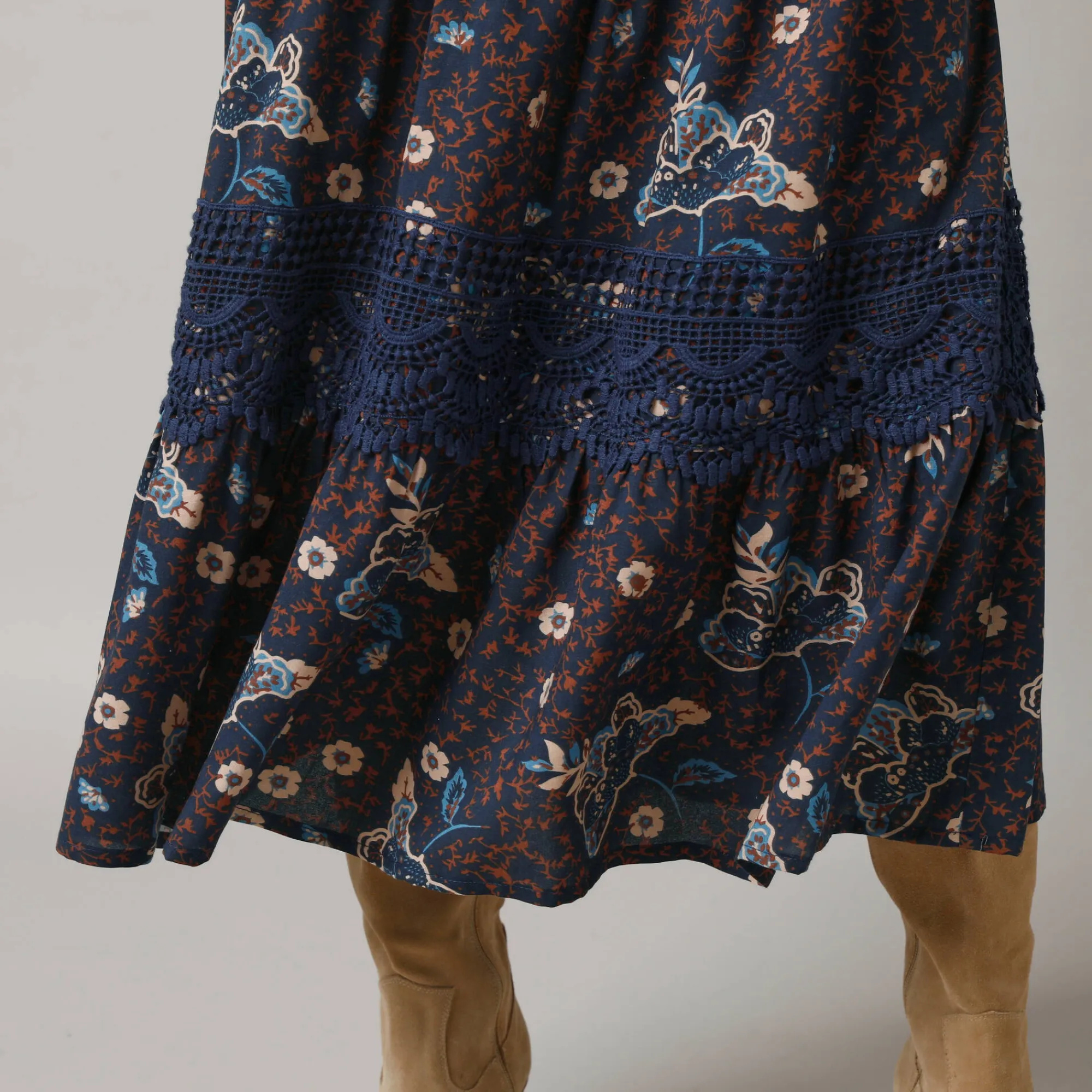 Jurk<Lora Zellini Lange, bedrukte jurk met 3/4-mouwen, details in macramé marine