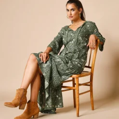 Jurk<Lora Zellini Lange, bedrukte jurk met 3/4-mouwen, details in macramé kaki