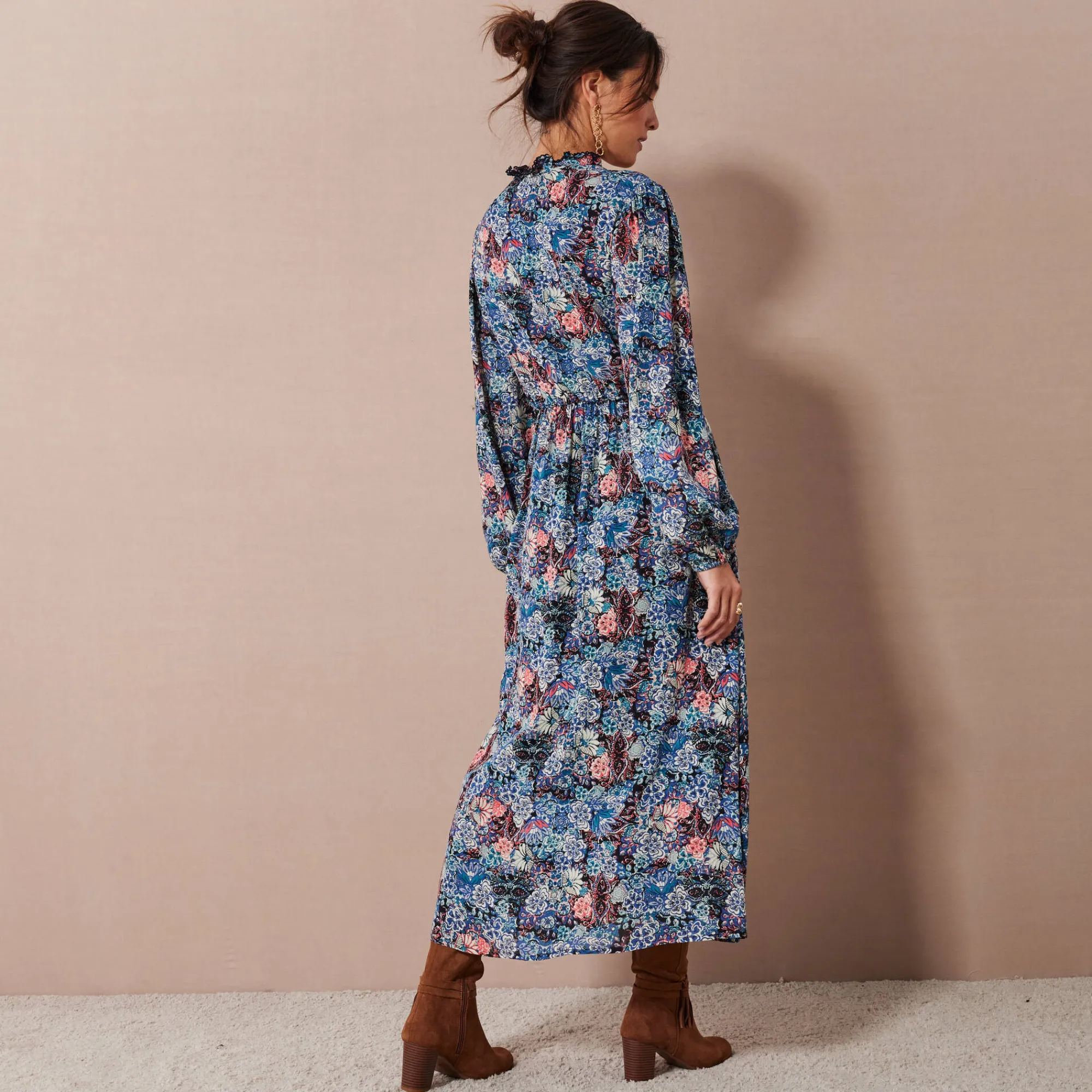 Jurk<Lora Zellini Lange jurk met bloemenprint en afwerkingen in macramé marine / blauw
