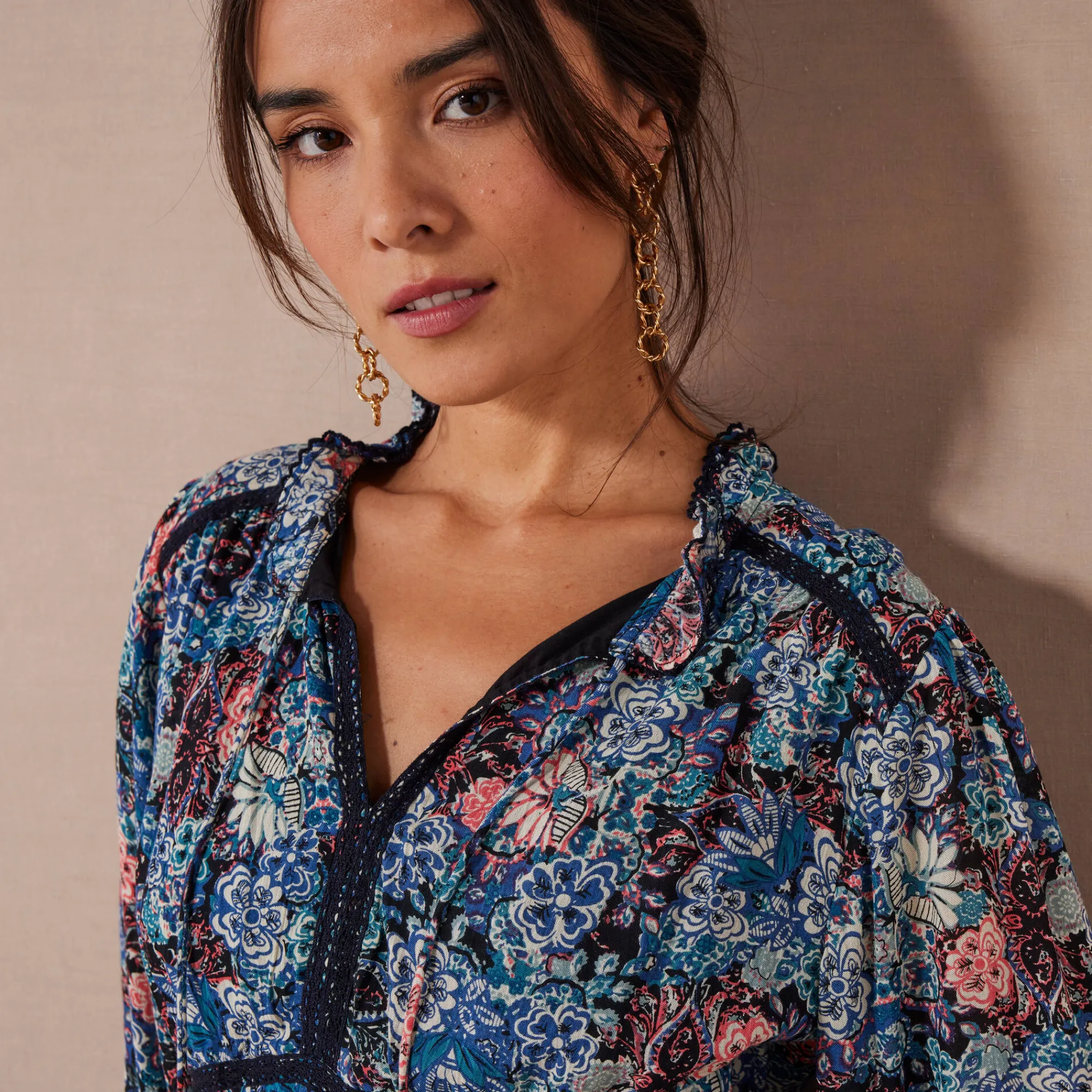 Jurk<Lora Zellini Lange jurk met bloemenprint en afwerkingen in macramé marine / blauw