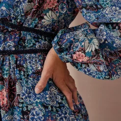 Jurk<Lora Zellini Lange jurk met bloemenprint en afwerkingen in macramé marine / blauw
