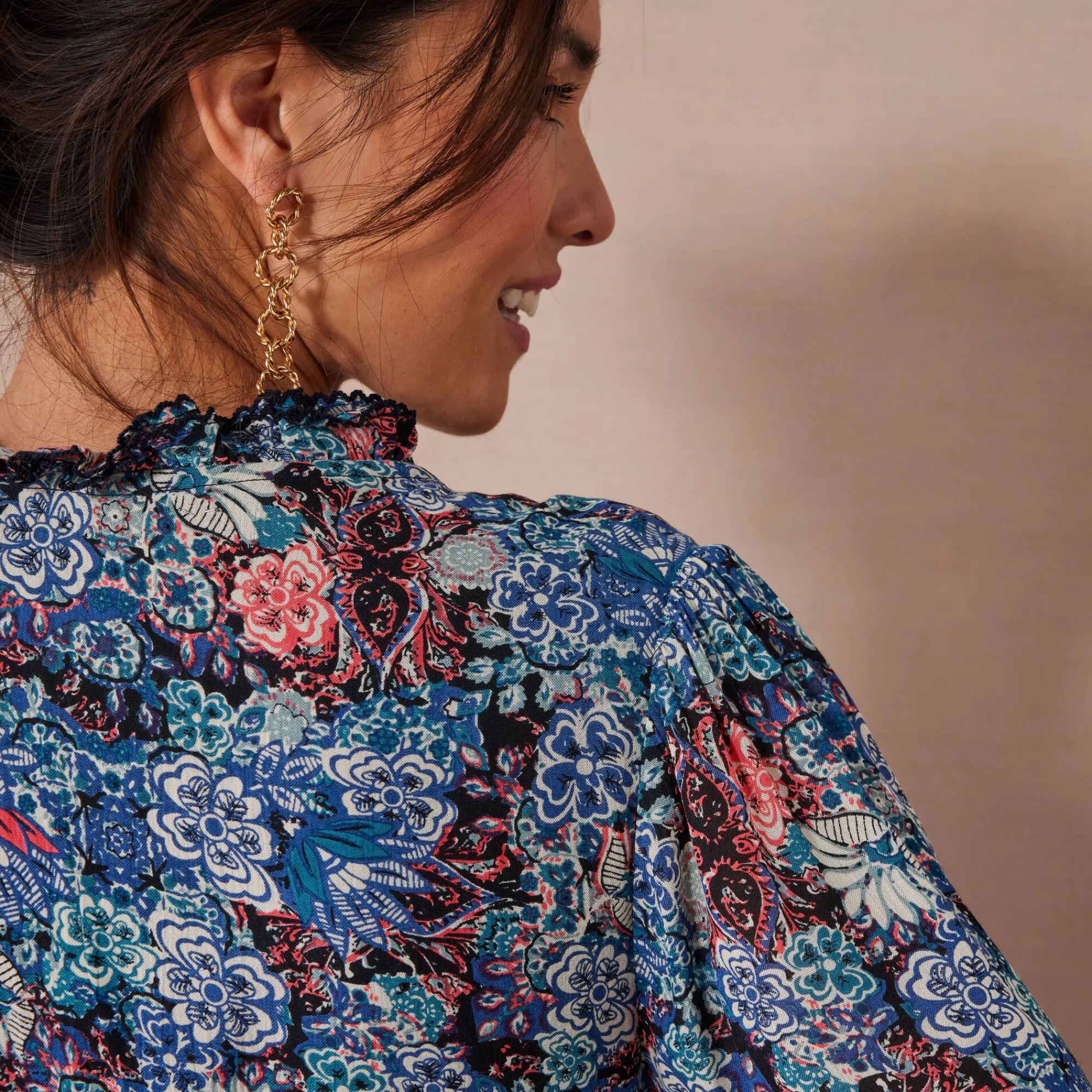 Jurk<Lora Zellini Lange jurk met bloemenprint en afwerkingen in macramé marine / blauw