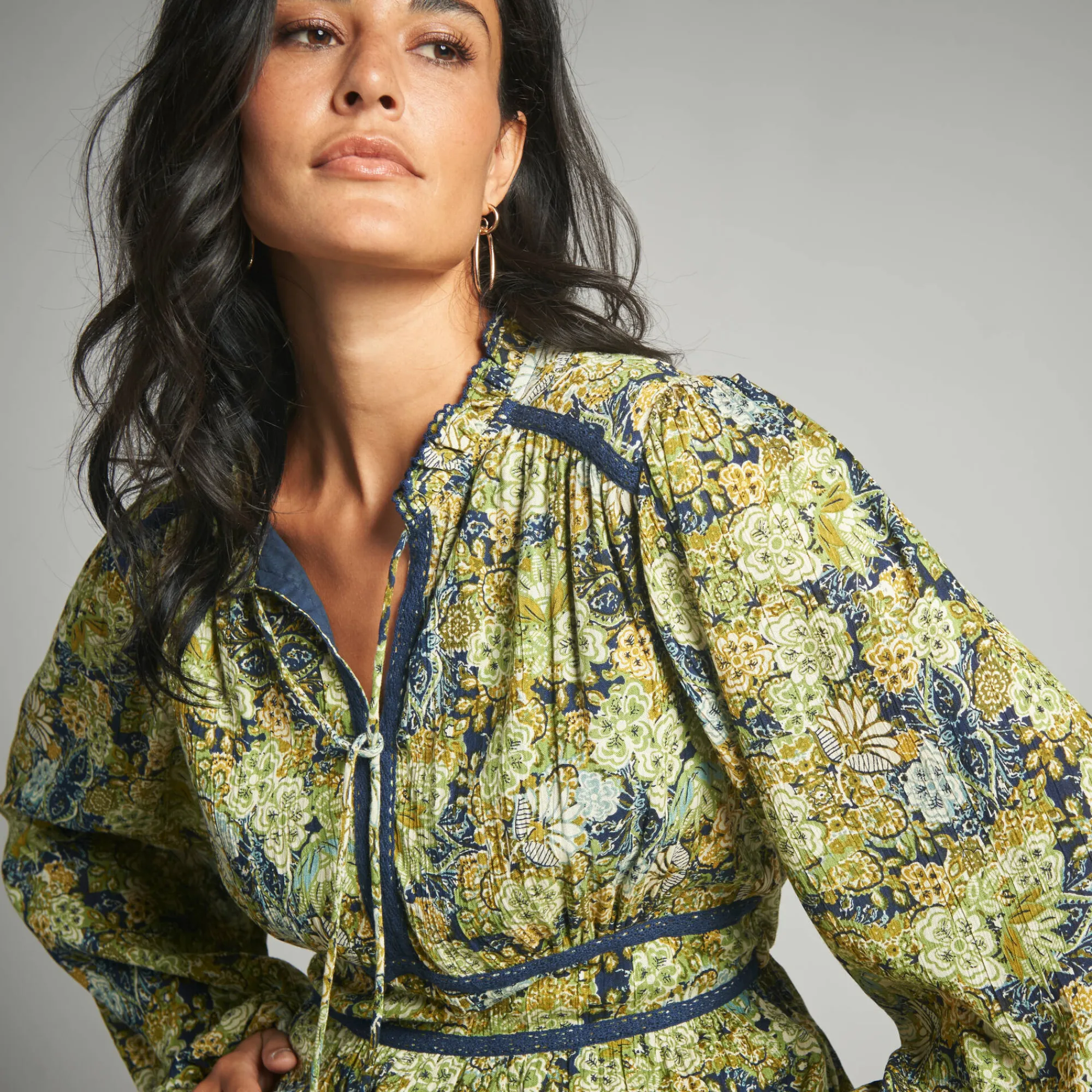 Jurk<Lora Zellini Lange jurk met bloemenprint en afwerkingen in macramé marine / groen