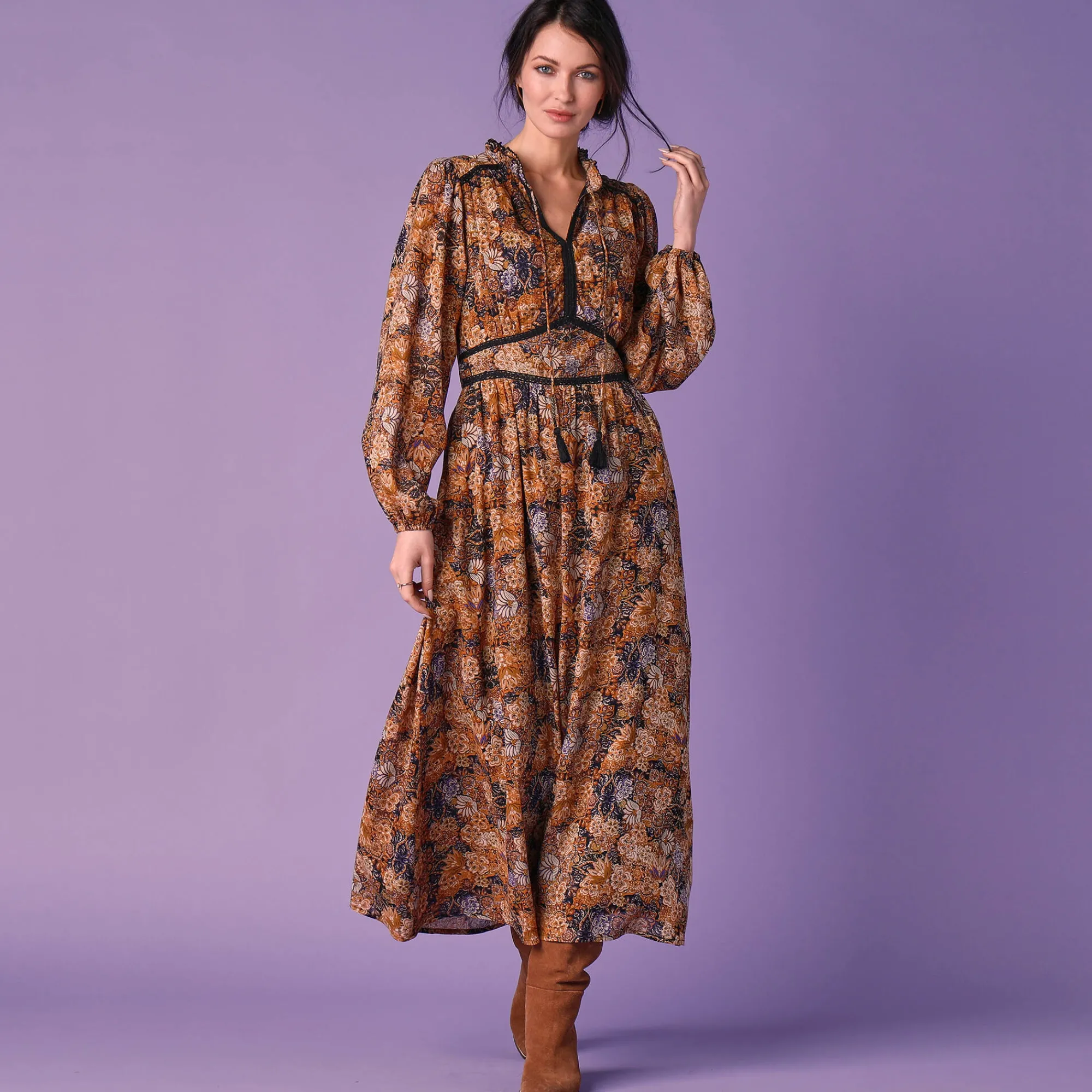 Jurk<Lora Zellini Lange jurk met bloemenprint en afwerkingen in macramé zwart / mosterdgeel