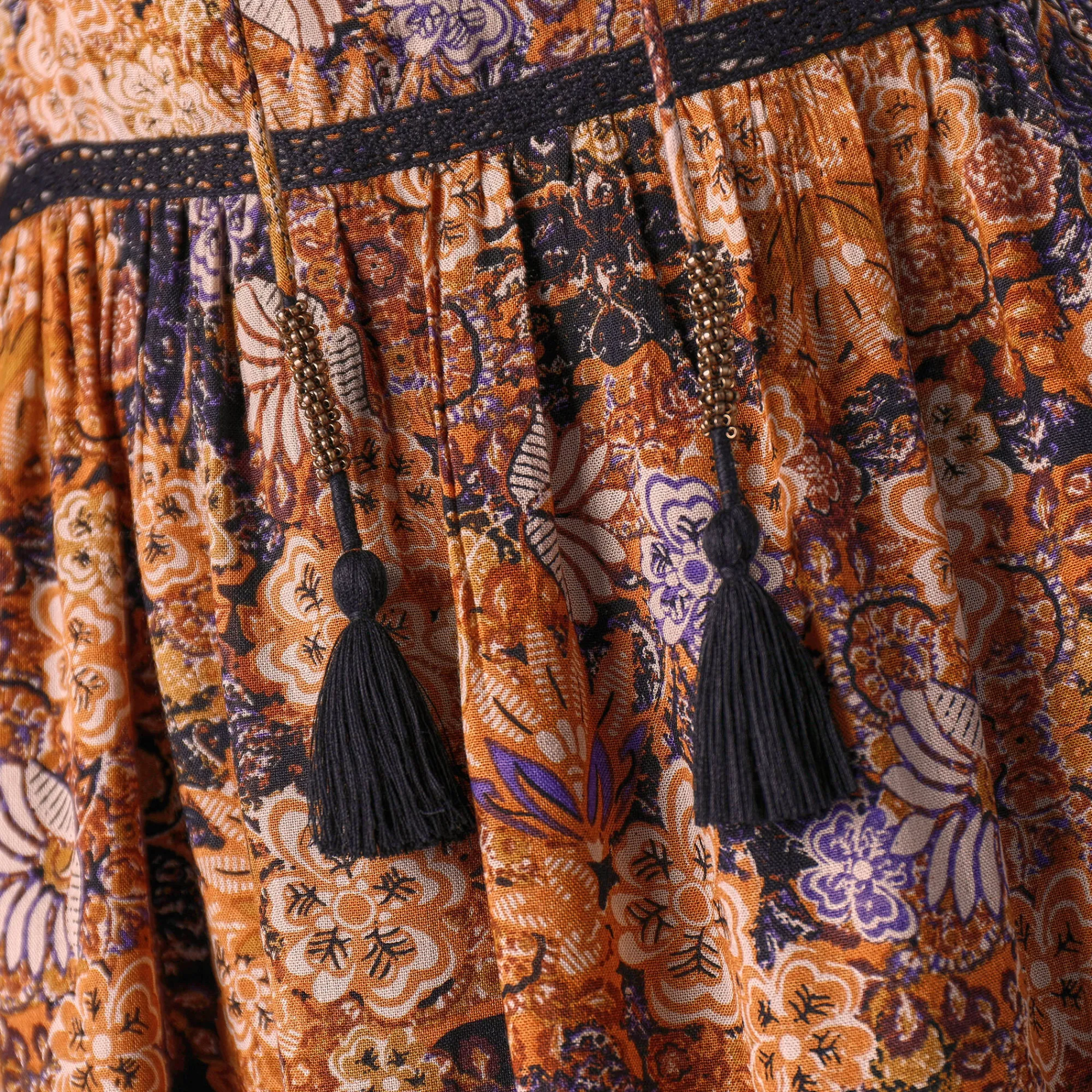 Jurk<Lora Zellini Lange jurk met bloemenprint en afwerkingen in macramé zwart / mosterdgeel