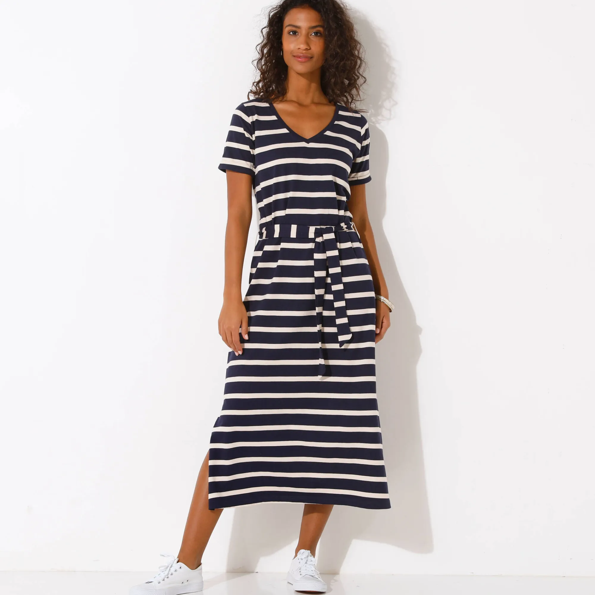 Jurk<Blancheporte Lange jurk met ceintuur en V-hals, gestreept tricot marine / ecru