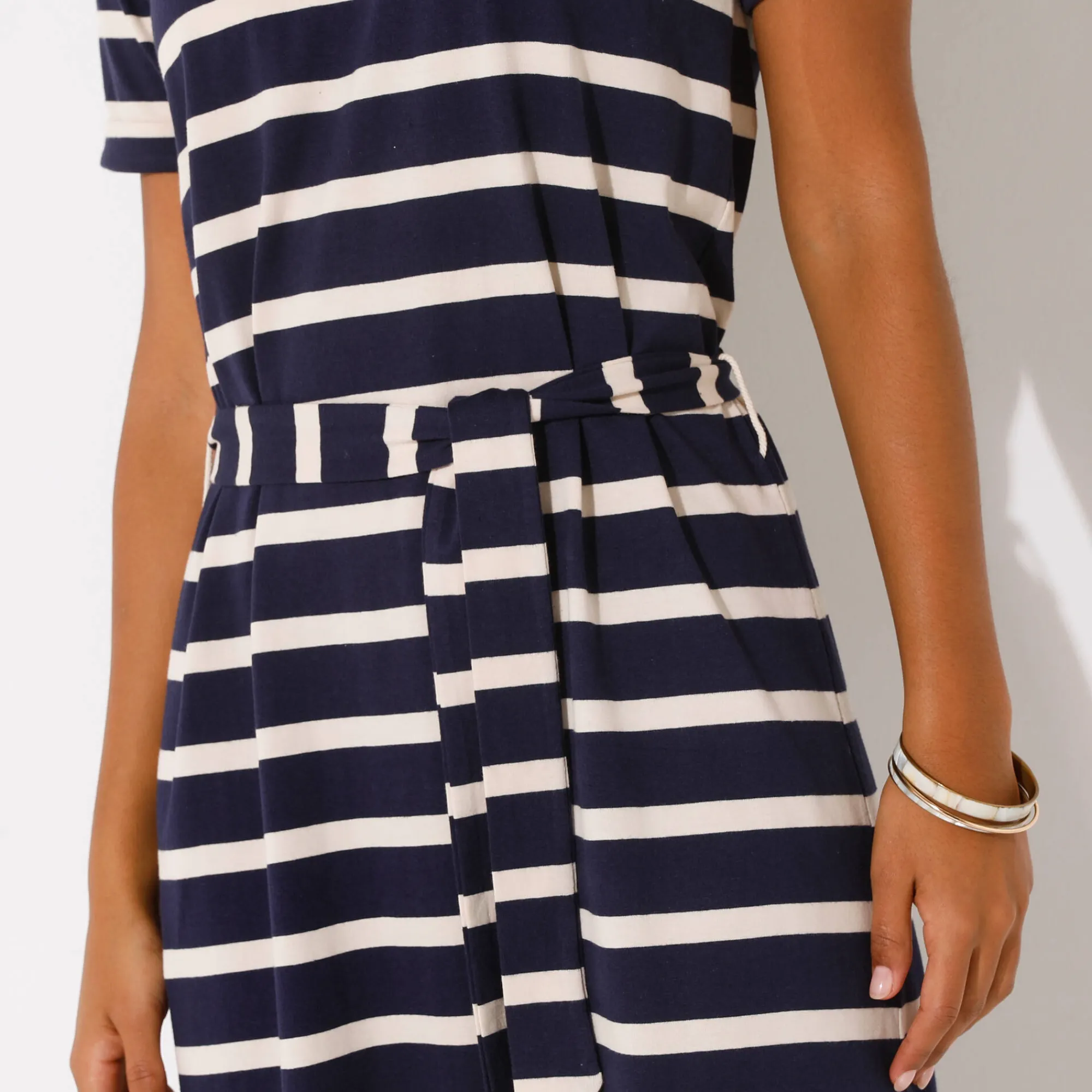 Jurk<Blancheporte Lange jurk met ceintuur en V-hals, gestreept tricot marine / ecru