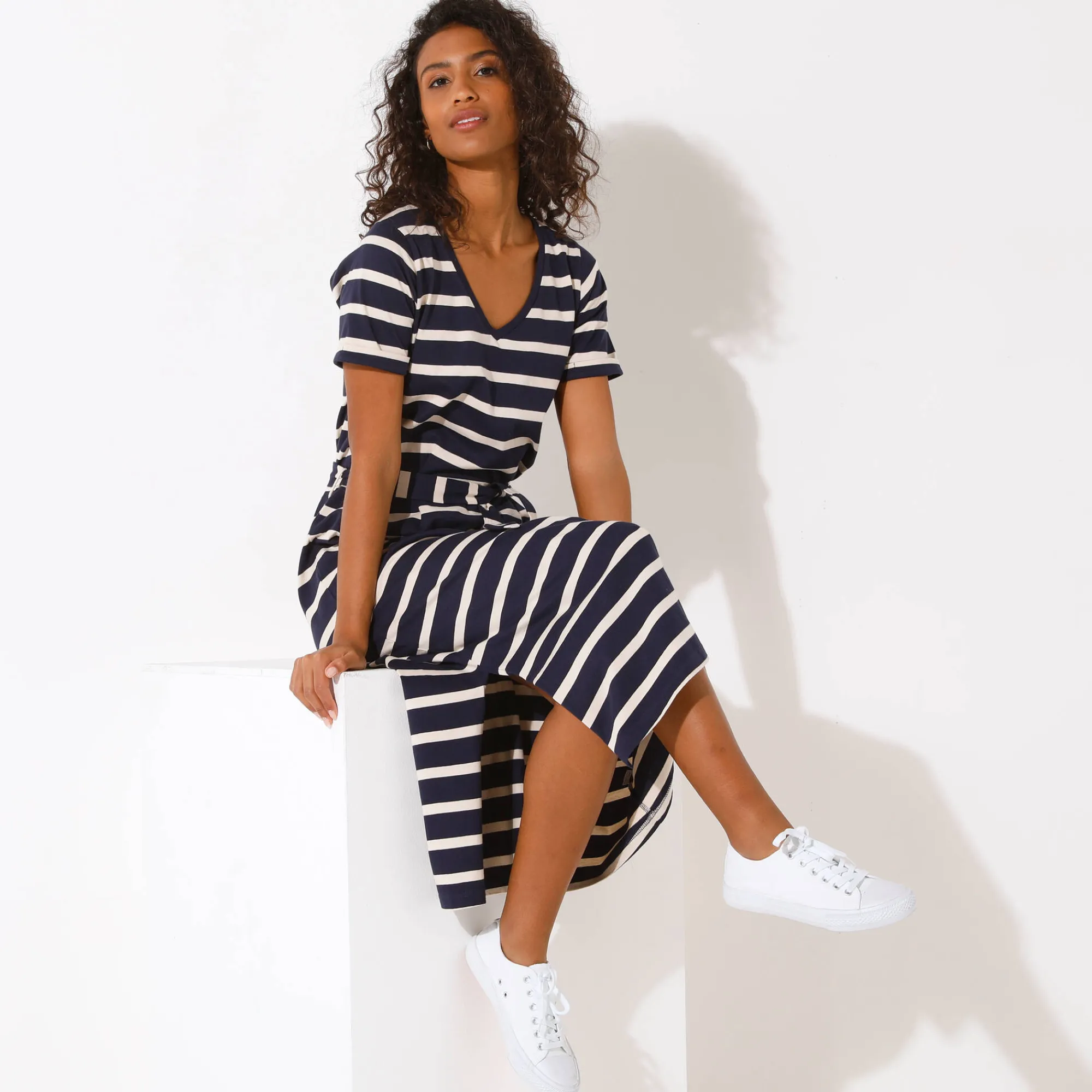 Jurk<Blancheporte Lange jurk met ceintuur en V-hals, gestreept tricot marine / ecru
