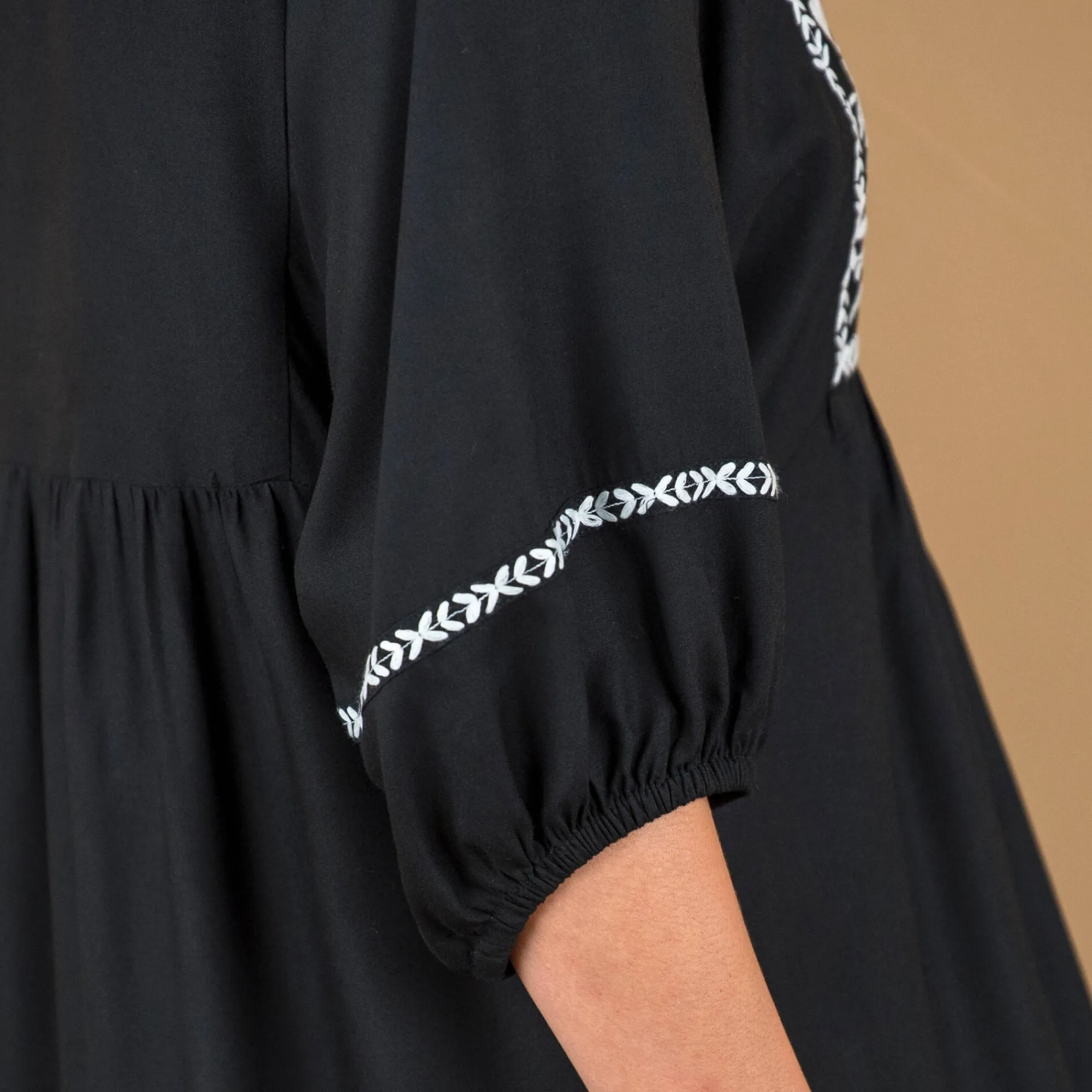 Jurk<Blancheporte Lange jurk met ellebooglange mouwen, contrasterend borduursel zwart