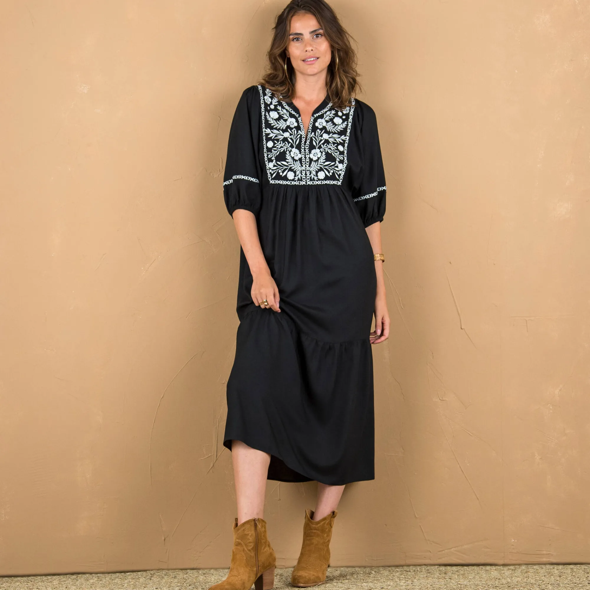Jurk<Blancheporte Lange jurk met ellebooglange mouwen, contrasterend borduursel zwart