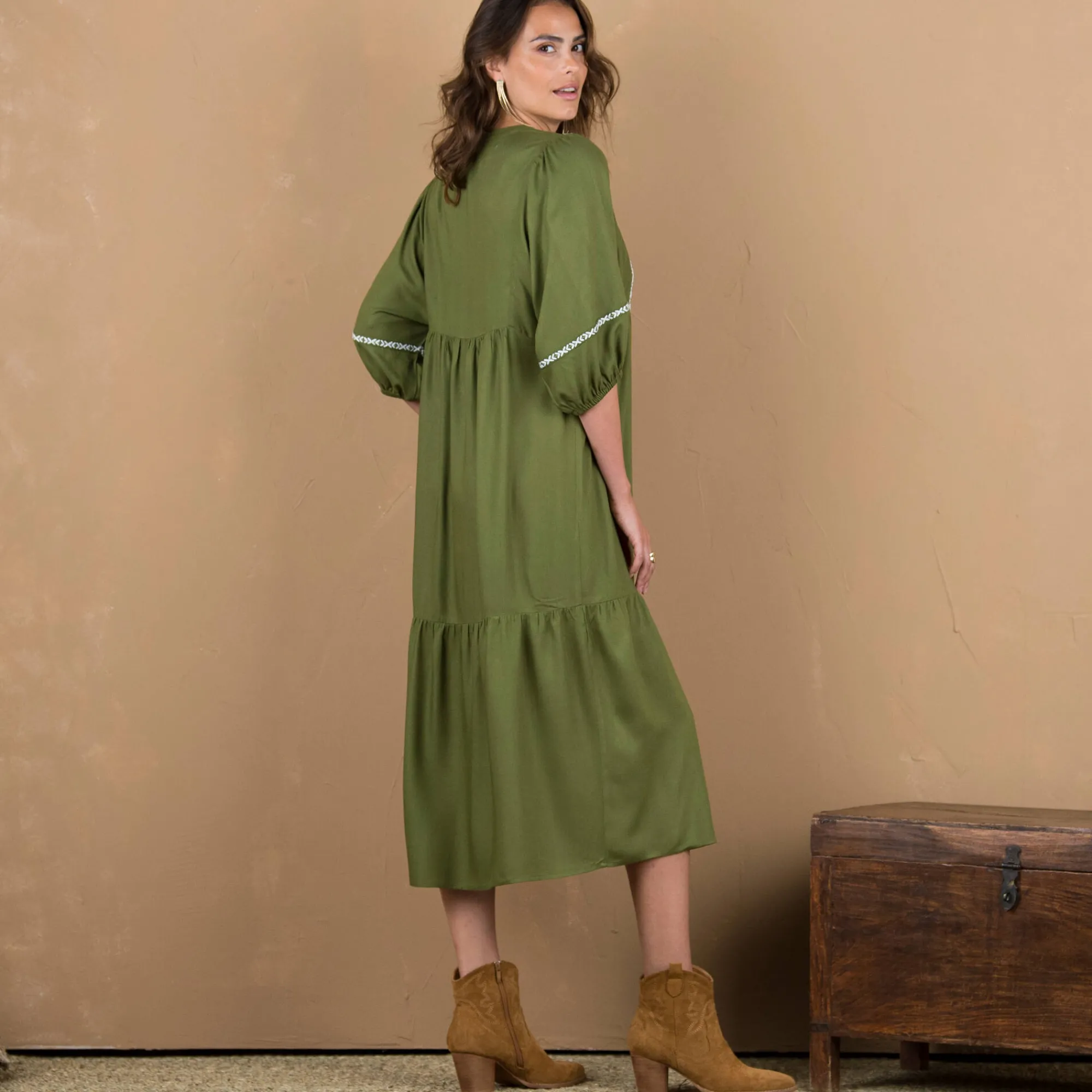 Jurk<Blancheporte Lange jurk met ellebooglange mouwen, contrasterend borduursel kaki