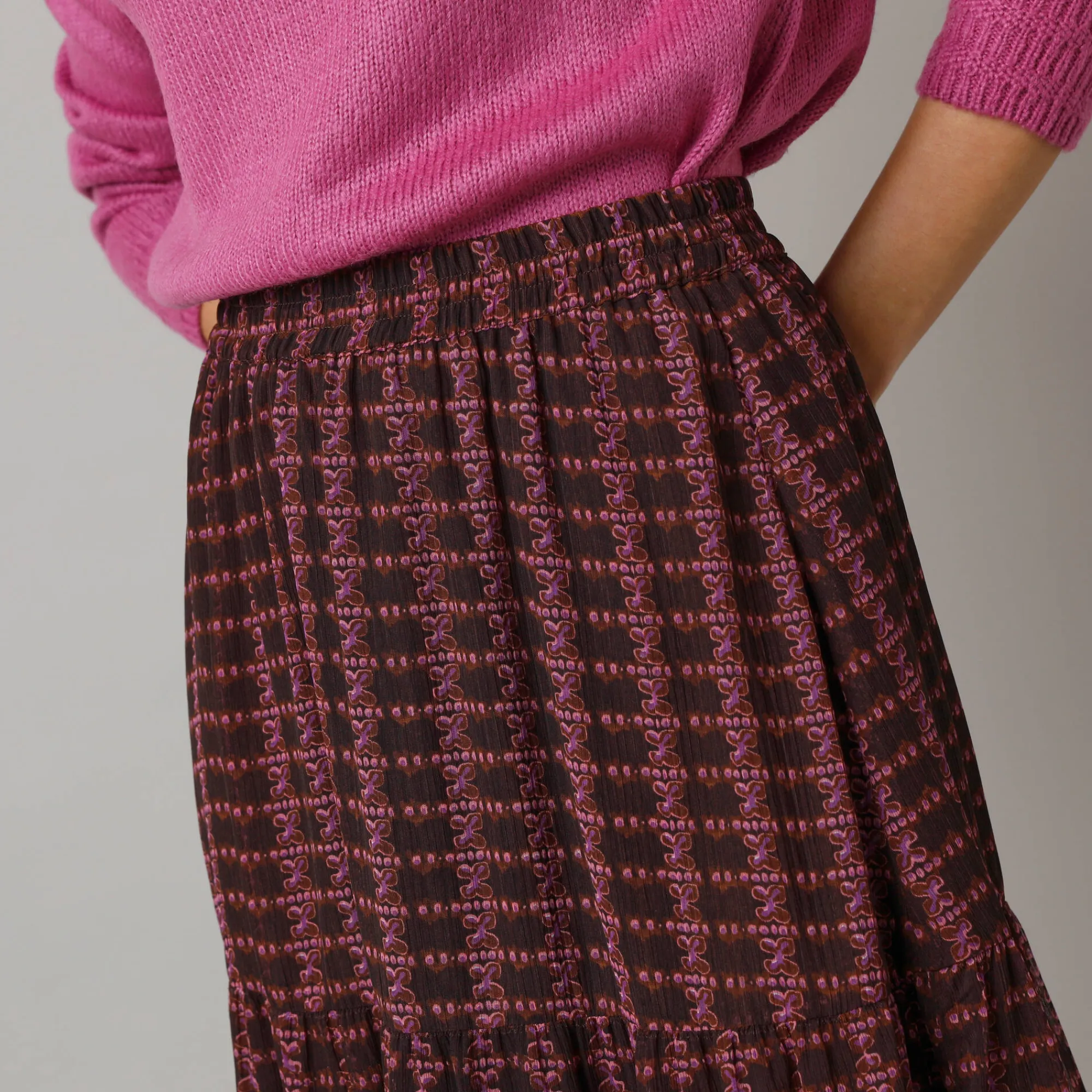 Rok<Lora Zellini Lange rok met fronsrokvolume, bedrukte voile chocolade / violine