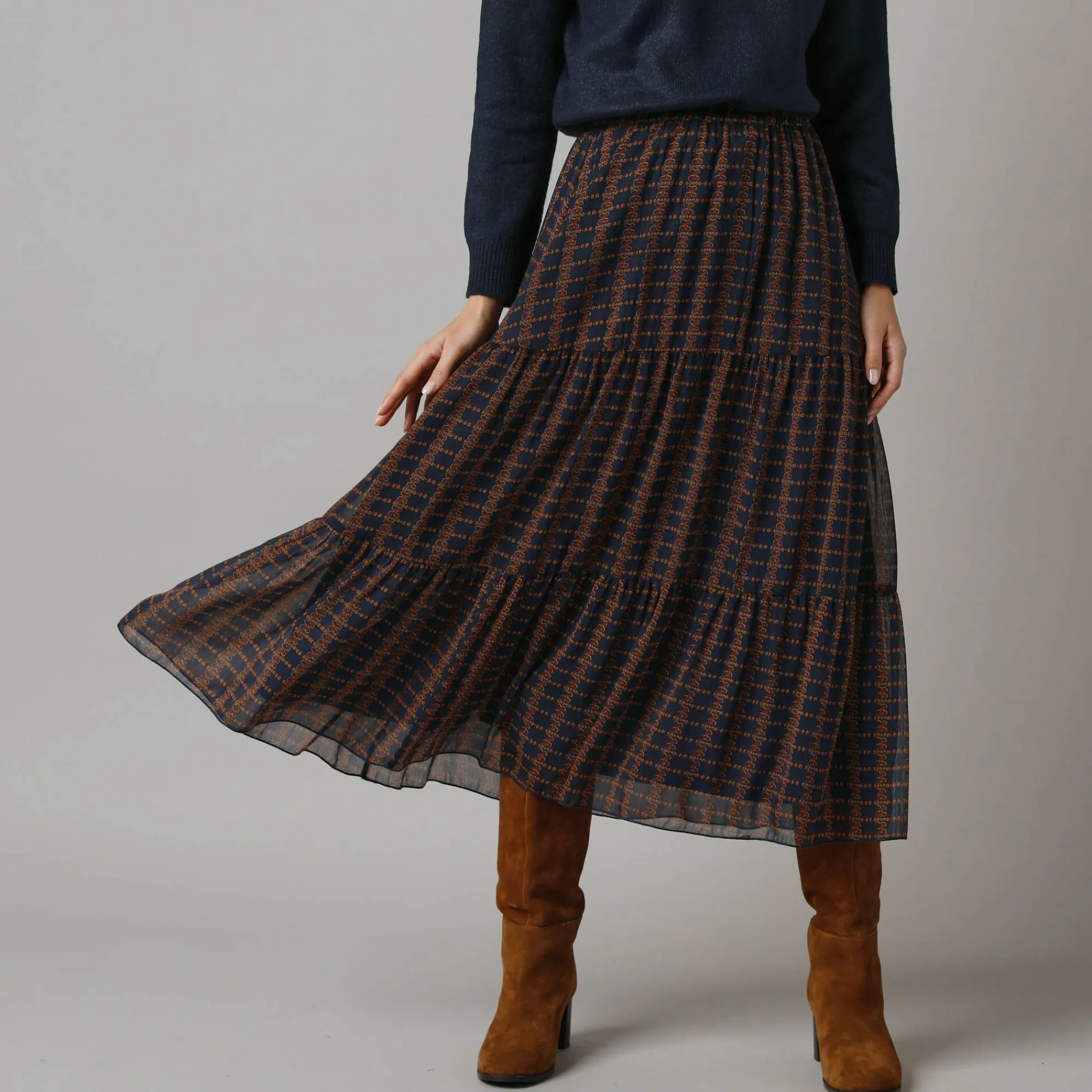Rok<Lora Zellini Lange rok met fronsrokvolume, bedrukte voile marine / hazelnootbruin