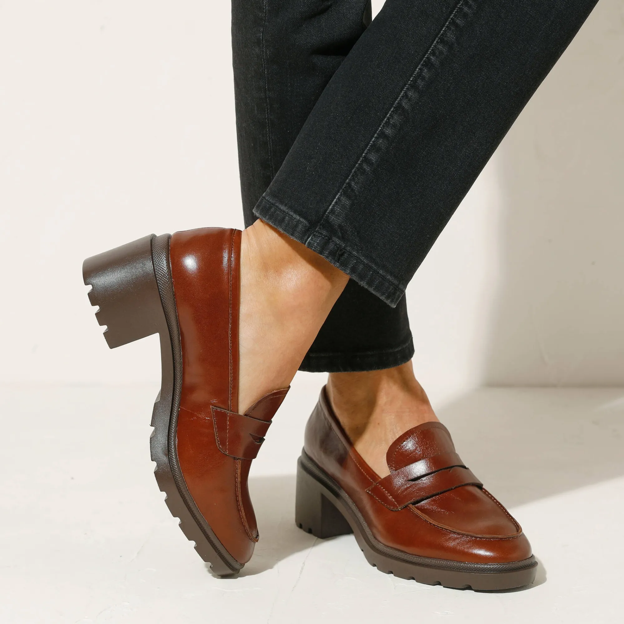 Feestelijke Schoenen|Derby's En Mocassins<Blancheporte Leren mocassins met hak, gekartelde zool bruin