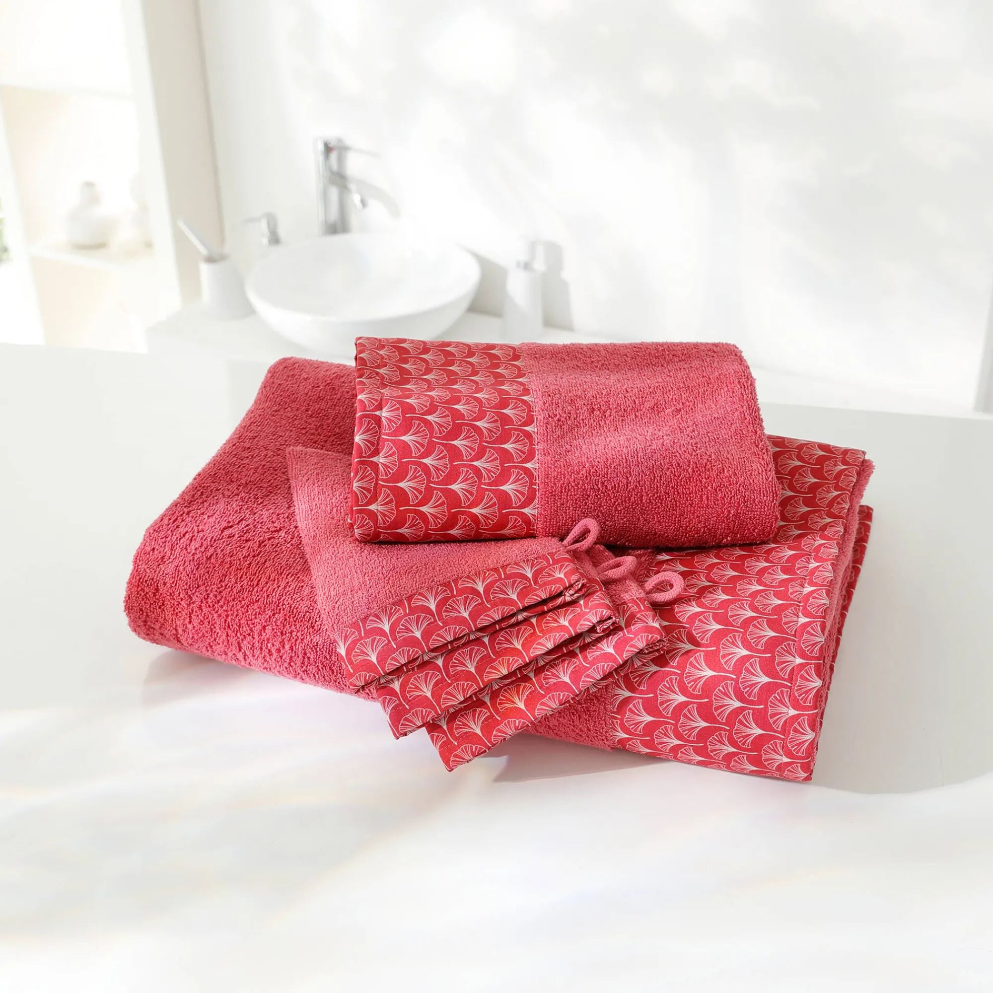 Badhanddoek<Colombine Lusjesbadstof 420g/m2, sierrand met ginkgo print framboos