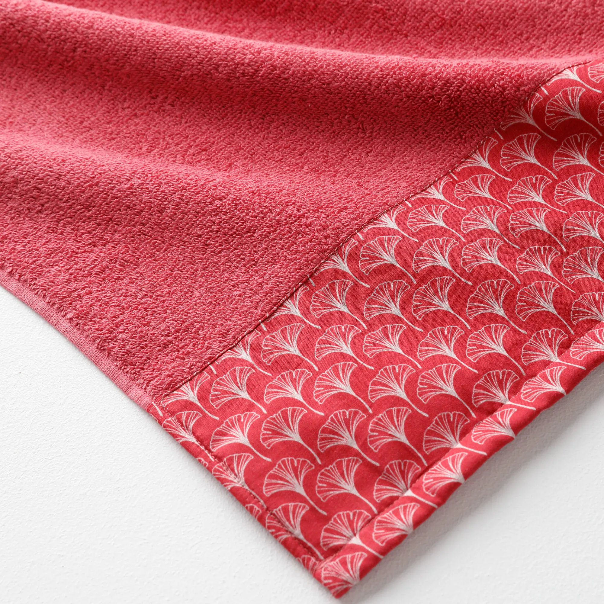 Badhanddoek<Colombine Lusjesbadstof 420g/m2, sierrand met ginkgo print framboos