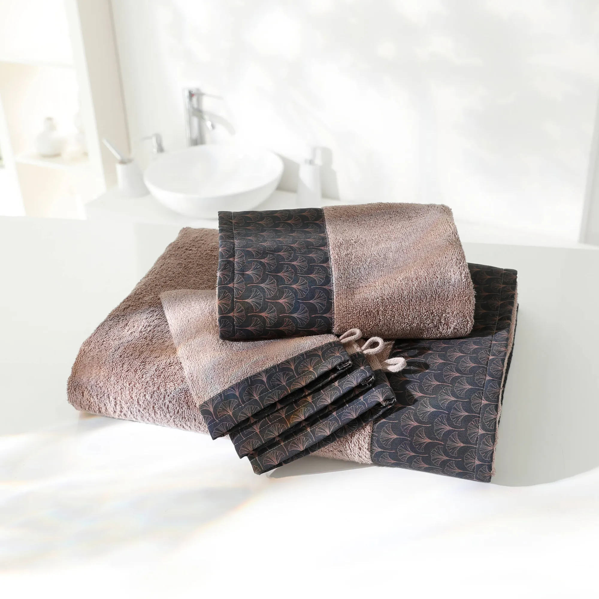 Badhanddoek<Colombine Lusjesbadstof 420g/m2, sierrand met ginkgo print chocolade