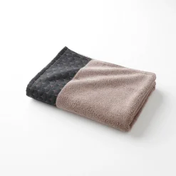 Badhanddoek<Colombine Lusjesbadstof 420g/m2, sierrand met ginkgo print chocolade
