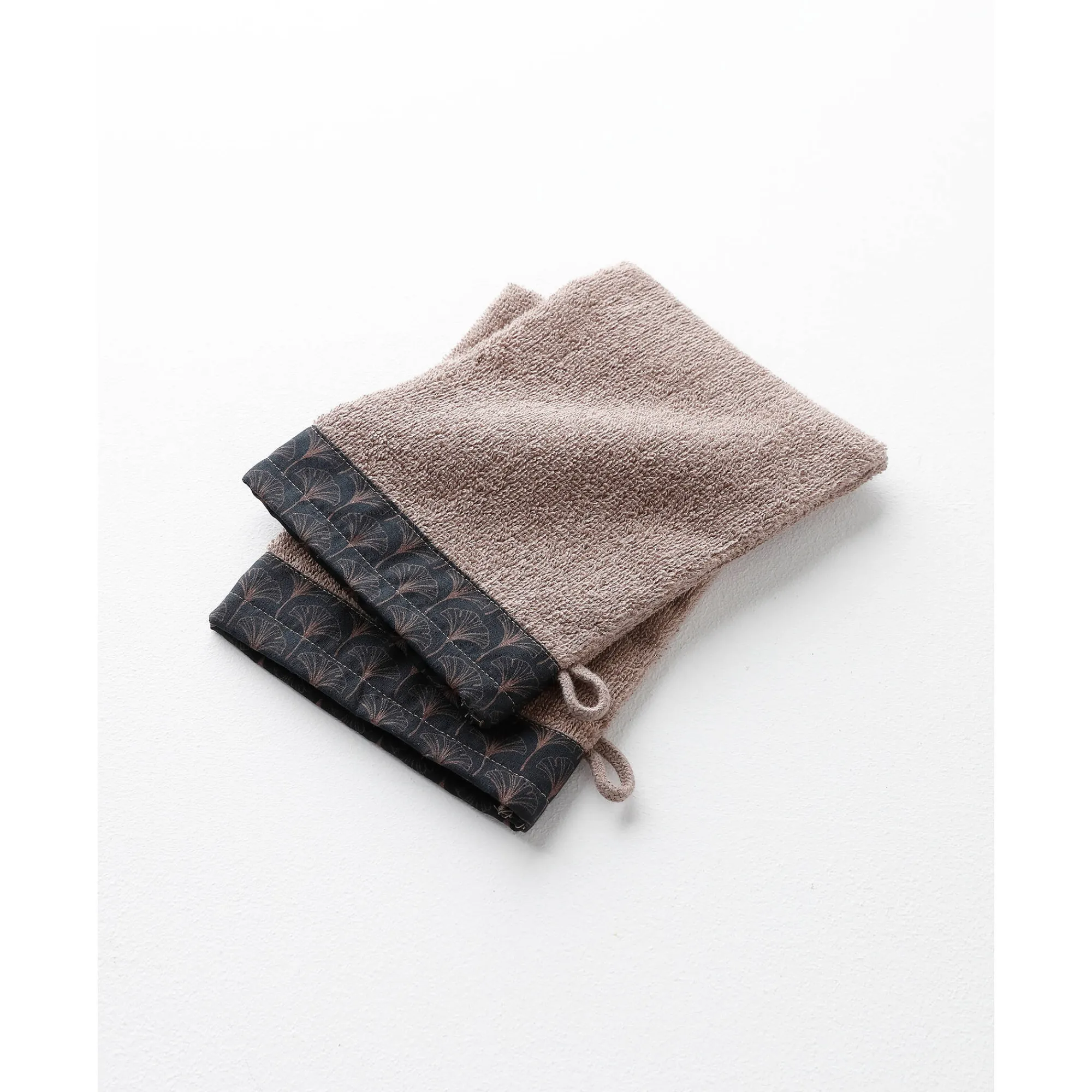 Badhanddoek<Colombine Lusjesbadstof 420g/m2, sierrand met ginkgo print chocolade