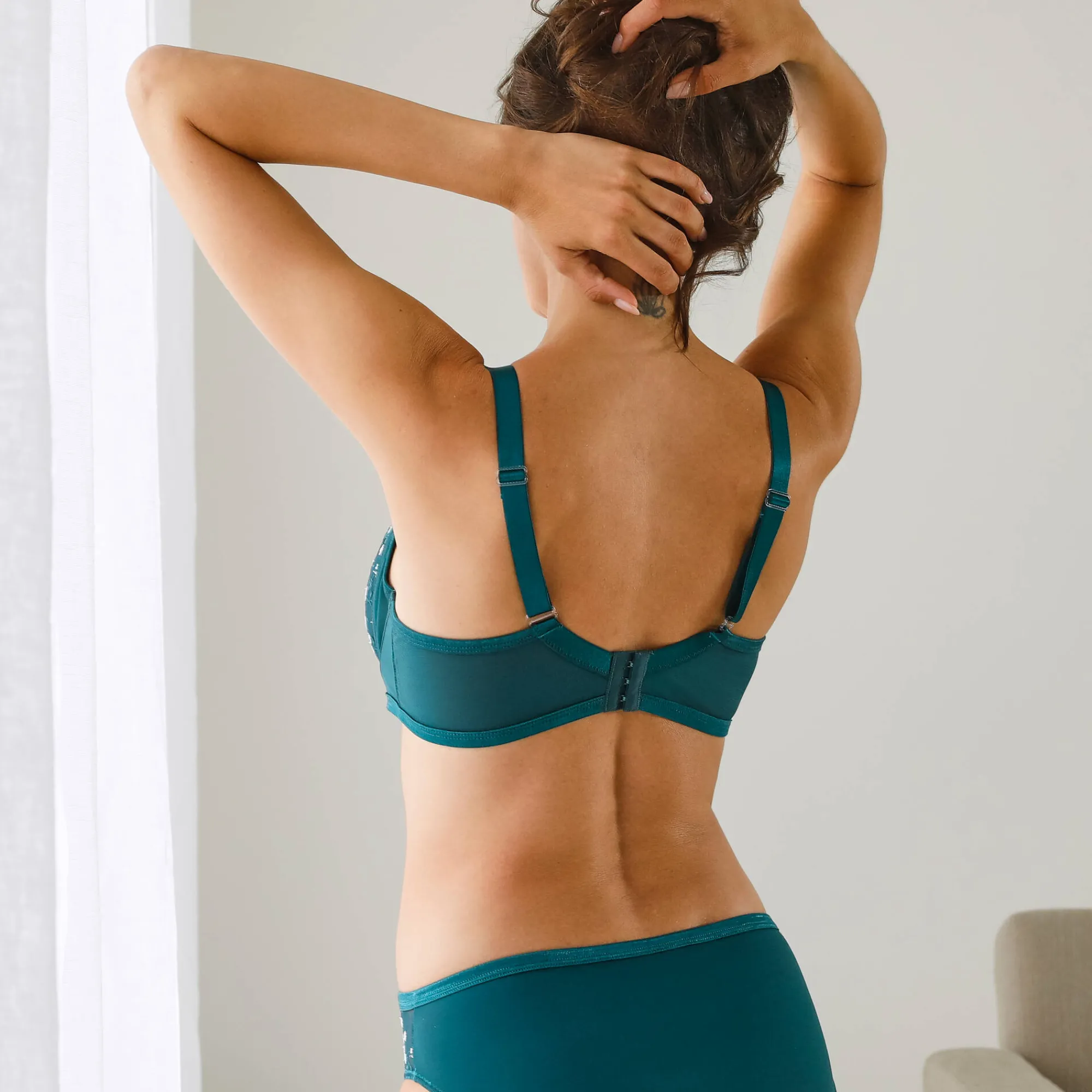 Beha<Confidence Lingerie Minimizerbeha in geborduurde tule Oliena - met beugels smaragd