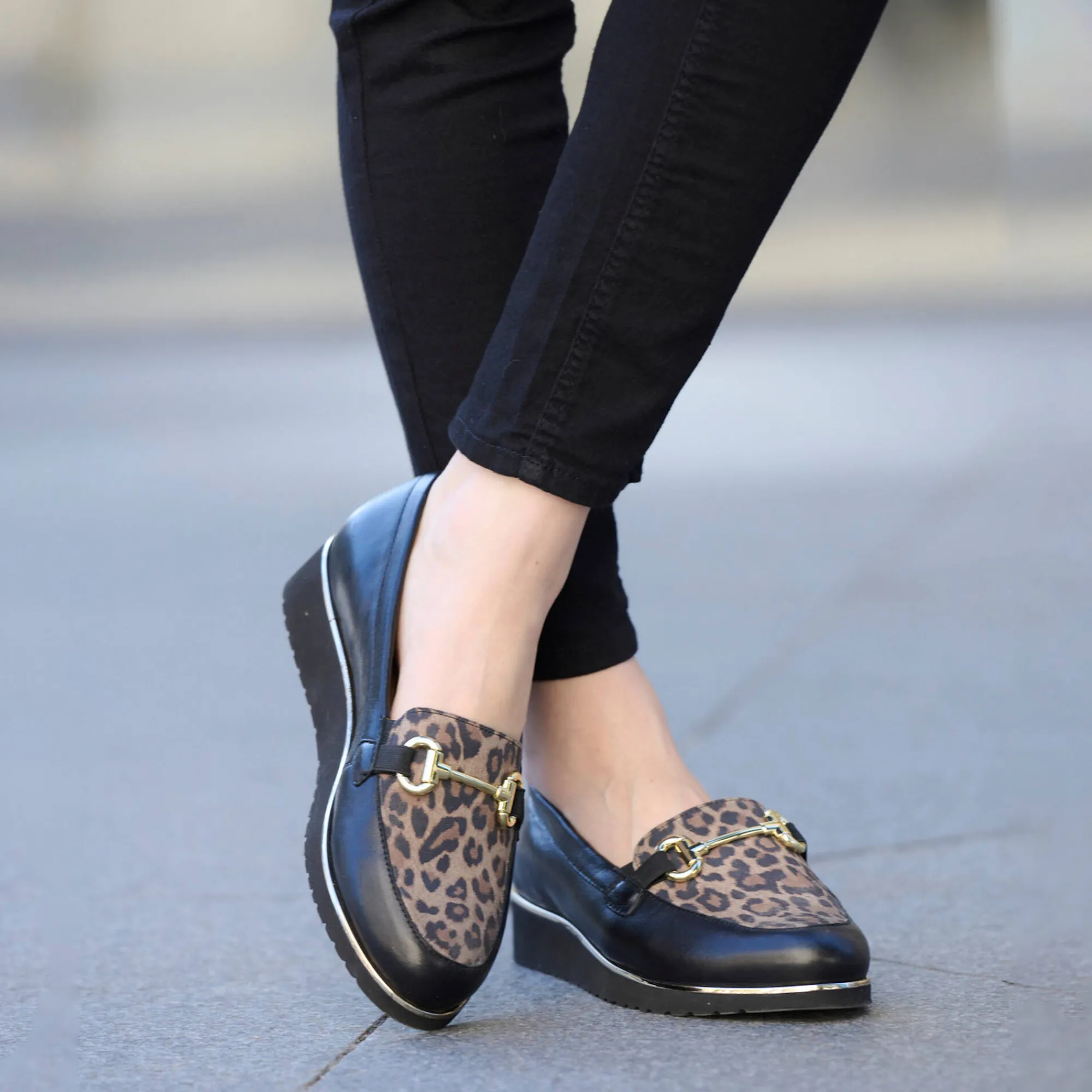 Derby's En Mocassins|Schoenen<PédiConfort Mocassins met sleehak en fantasiejuweel in leer en luipaard zwart / beige