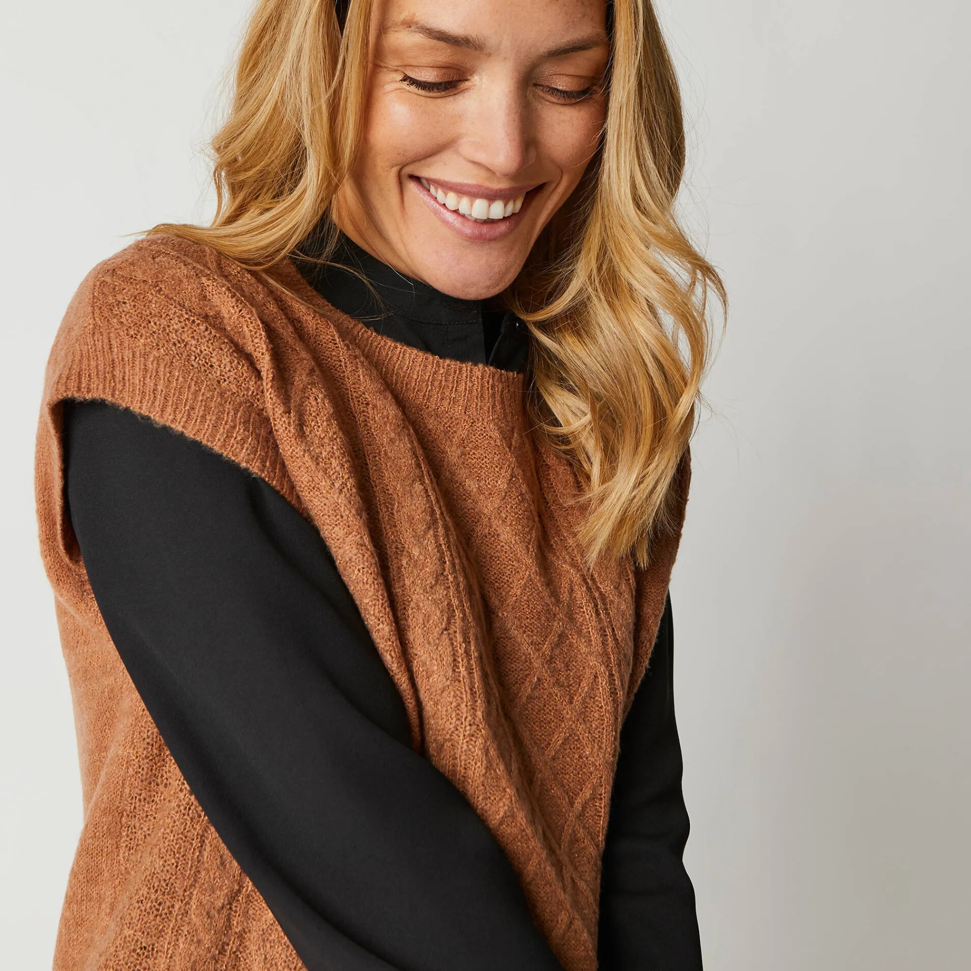 Trui En Vest<Blancheporte Mouwloze trui met kabelmotieven en afhangende schouders karamel