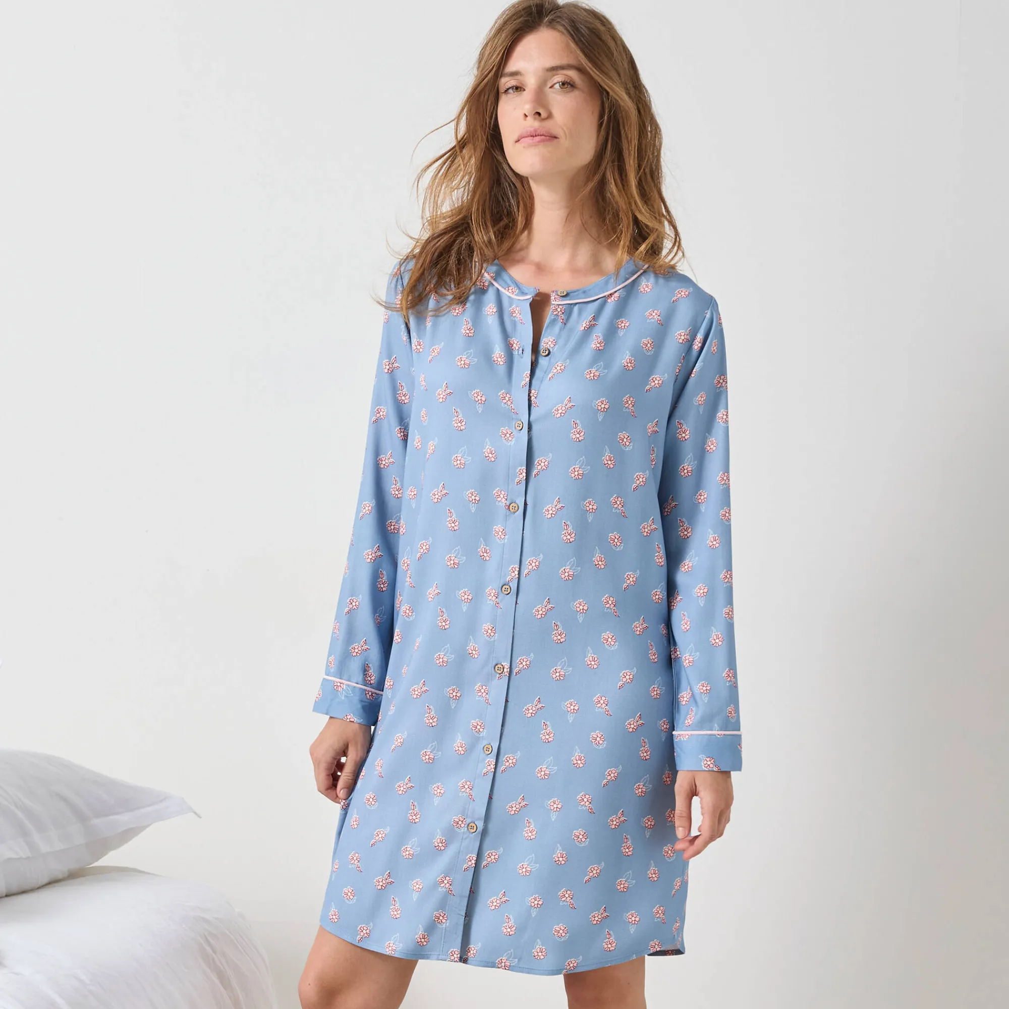 Nachthemd<Blancheporte Nachthemd in liketmodel met knopen vooraan en bloemenprint blauw / roze