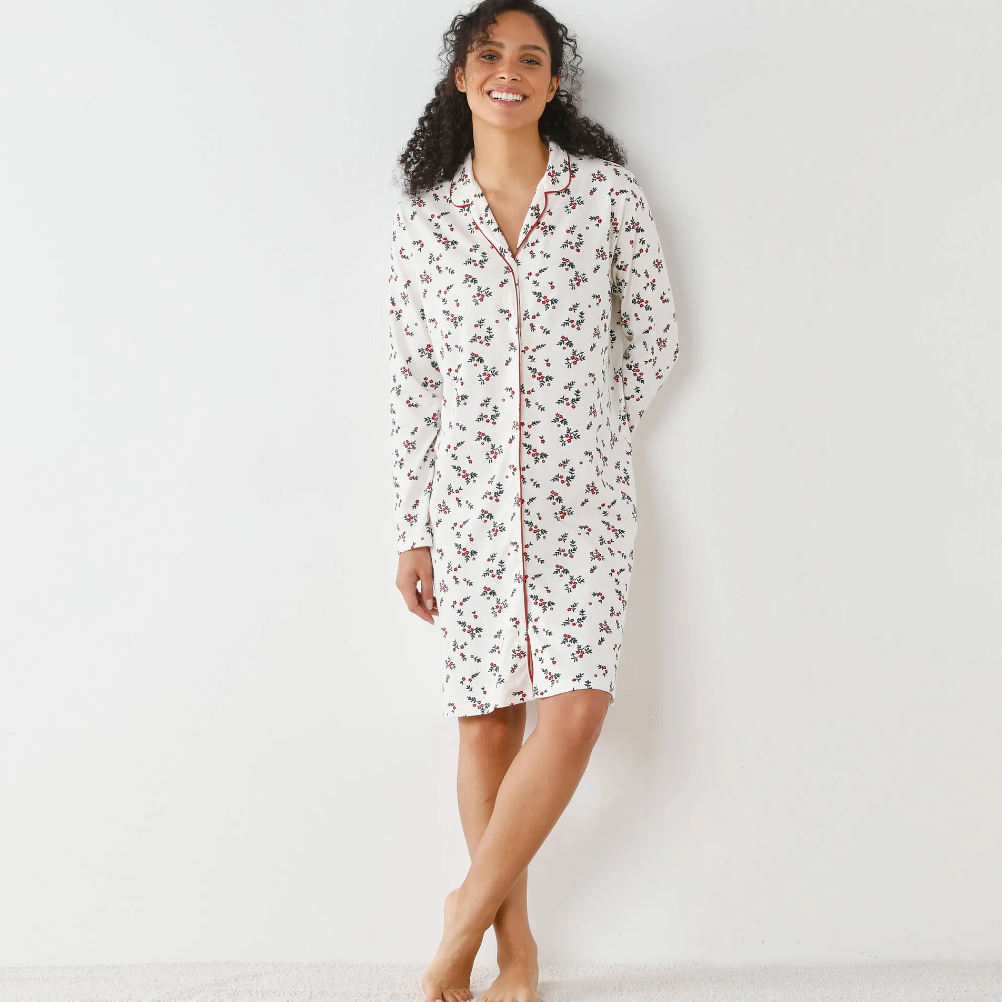 Nachthemd<Blancheporte Nachthemd met reverskraag en hulstprint ecru / kersenrood
