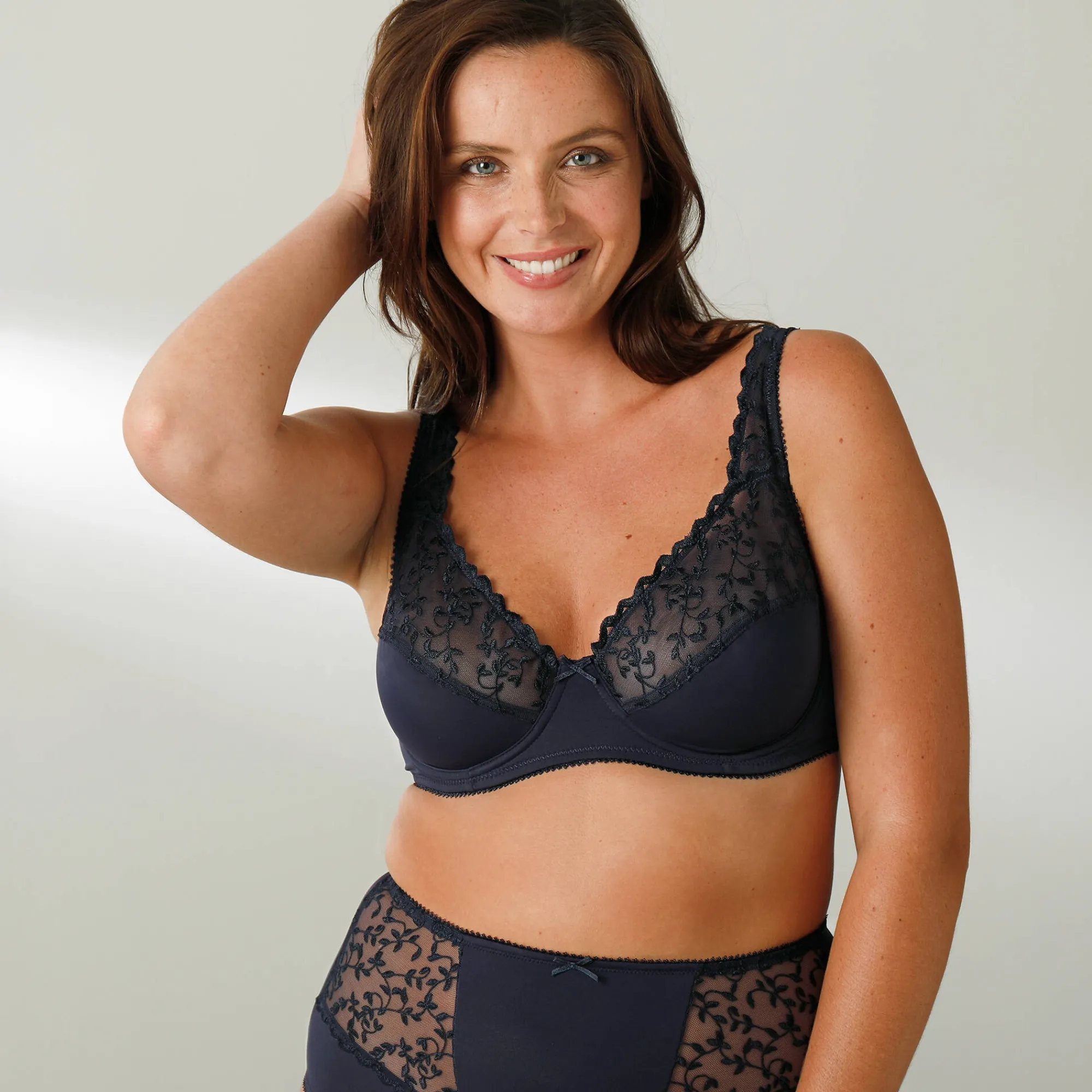 Beha<Confidence Lingerie Omhullende beha in geborduurde stretchtule en microvezel Batlow - met beugels marine