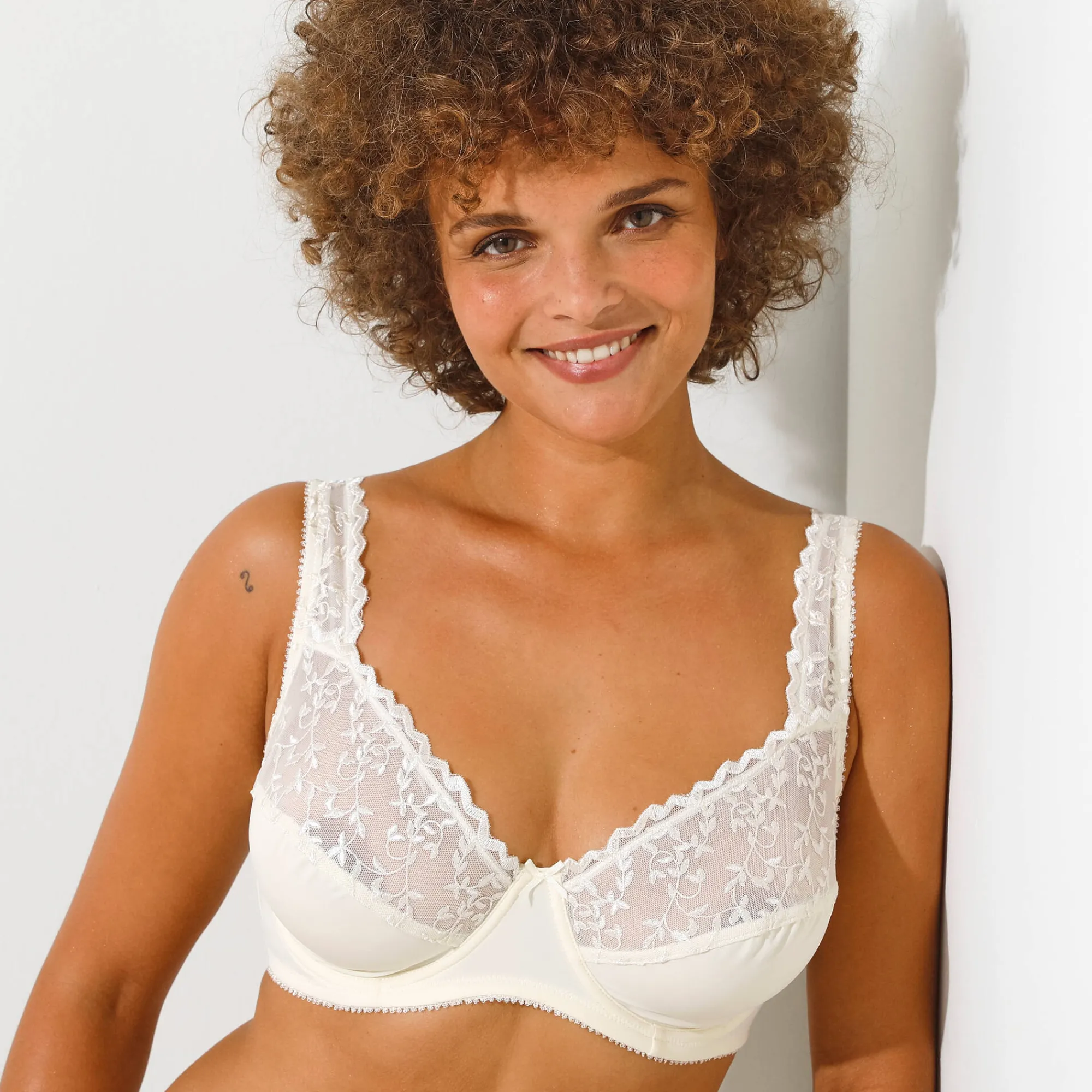Beha<Confidence Lingerie Omhullende beha in geborduurde stretchtule en microvezel Batlow - met beugels ivoorkleur