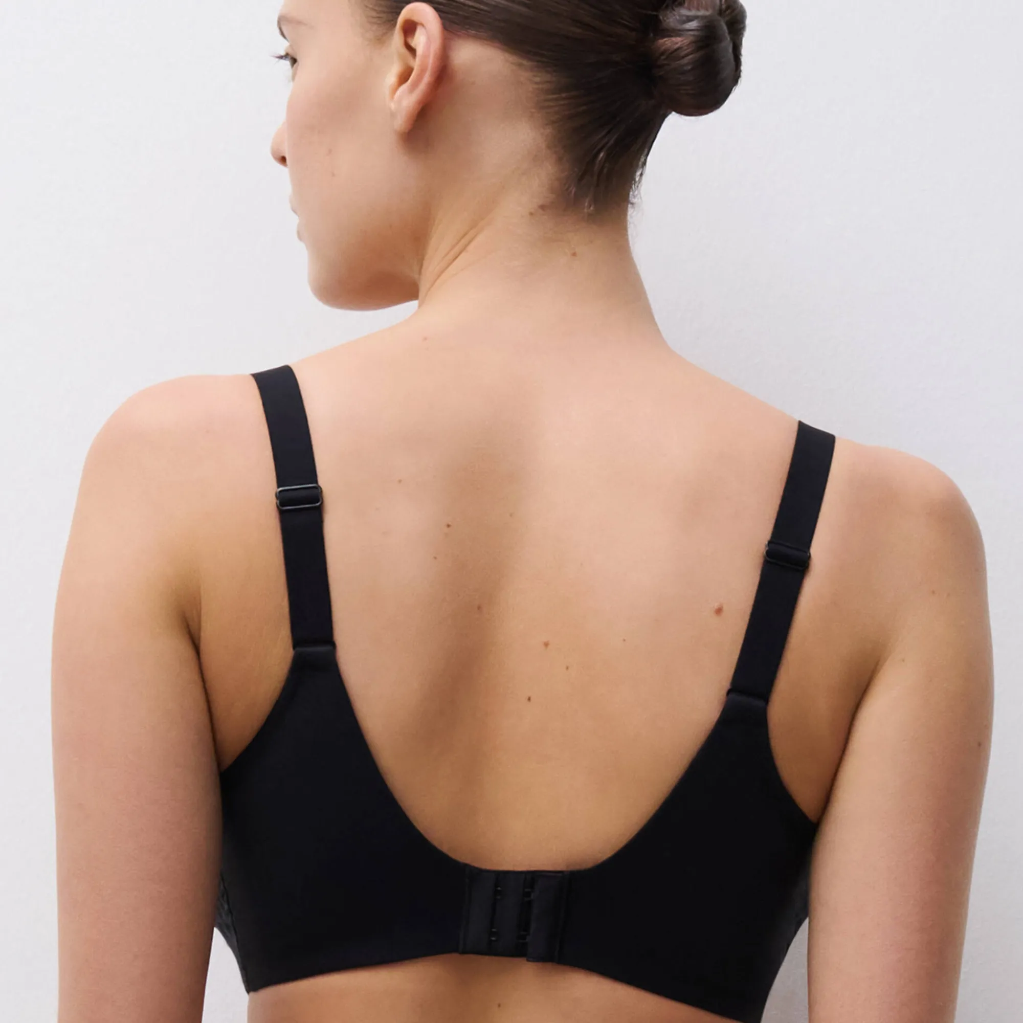 Beha<Chantelle Omhullende beha in kant Floral touch - met beugels zwart