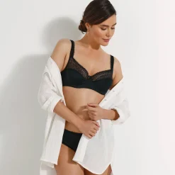 Feestelijke Lingerie|Beha<Confidence Lingerie Omhullende beha in kant Kalapana, met flexibele beugels zwart