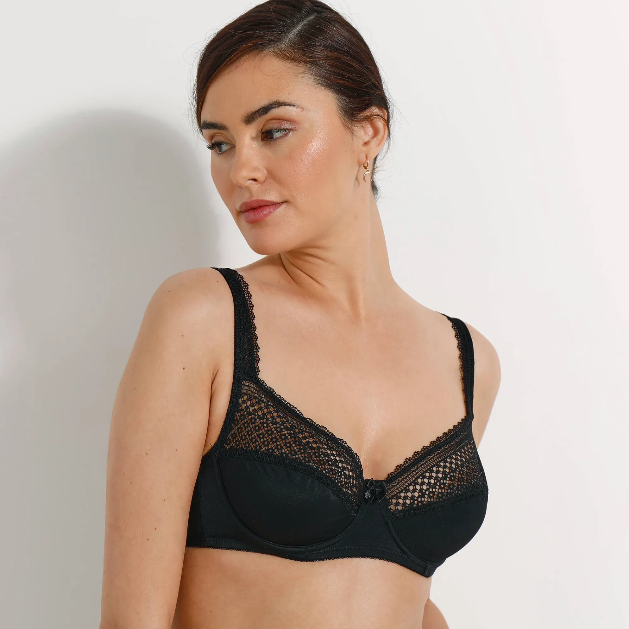 Feestelijke Lingerie|Beha<Confidence Lingerie Omhullende beha in kant Kalapana, met flexibele beugels zwart