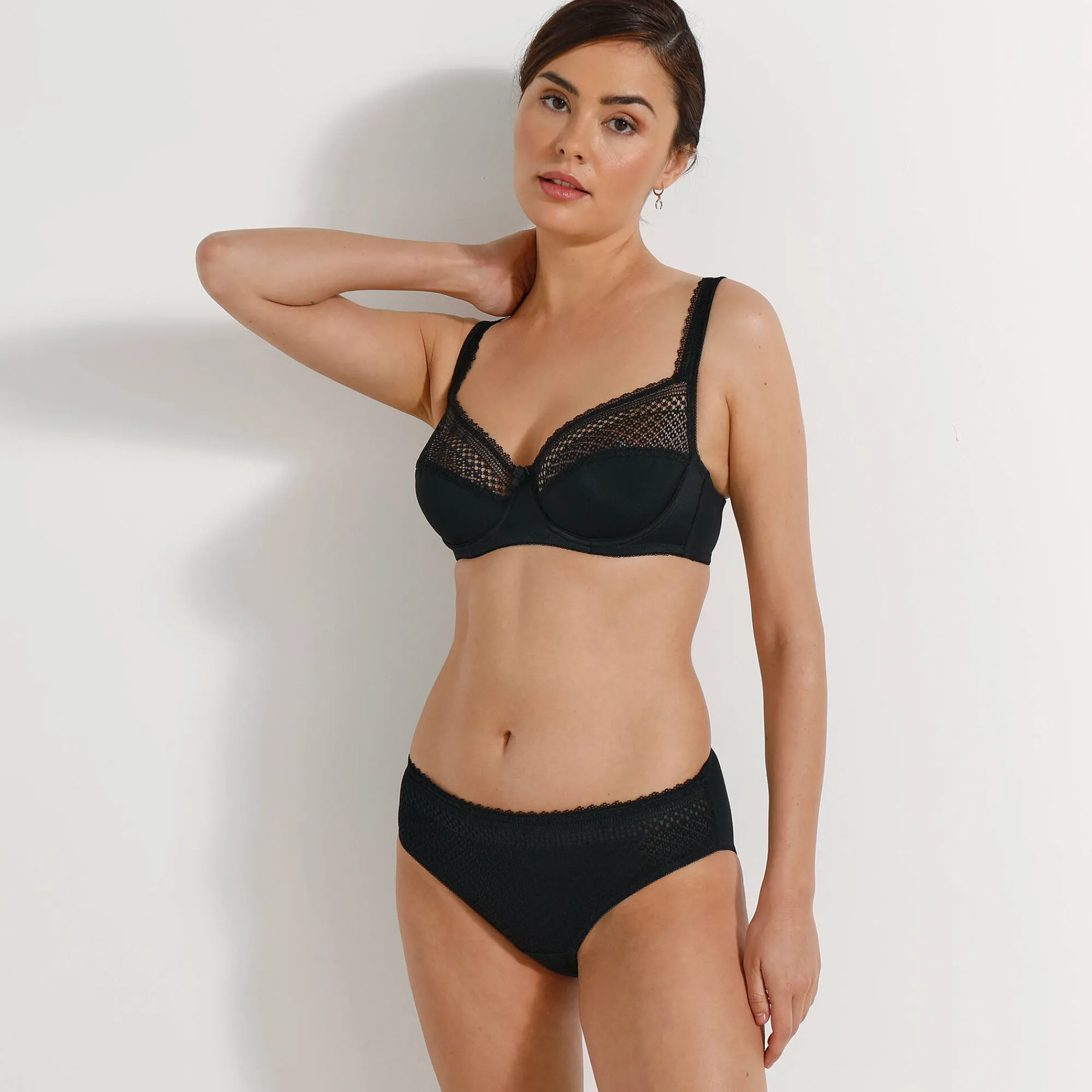 Feestelijke Lingerie|Beha<Confidence Lingerie Omhullende beha in kant Kalapana, met flexibele beugels zwart
