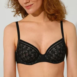Beha<Chantelle Omhullende beha met bloemenkant Ace easy feel van ® - met beugels zwart