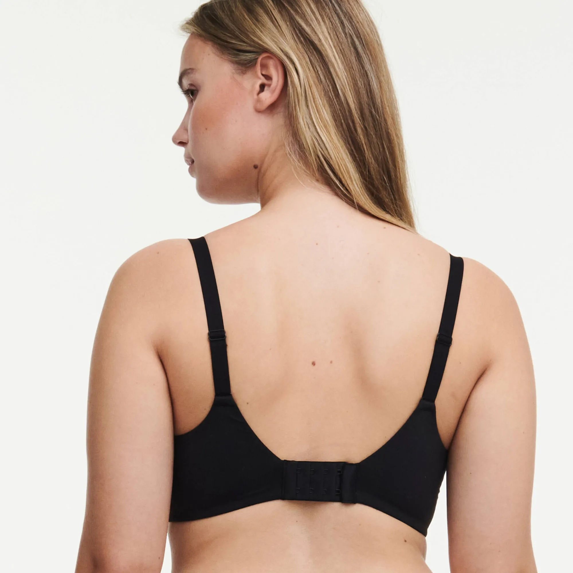 Beha<Chantelle Omhullende beha met bloemenkant Ace easy feel van ® - met beugels zwart