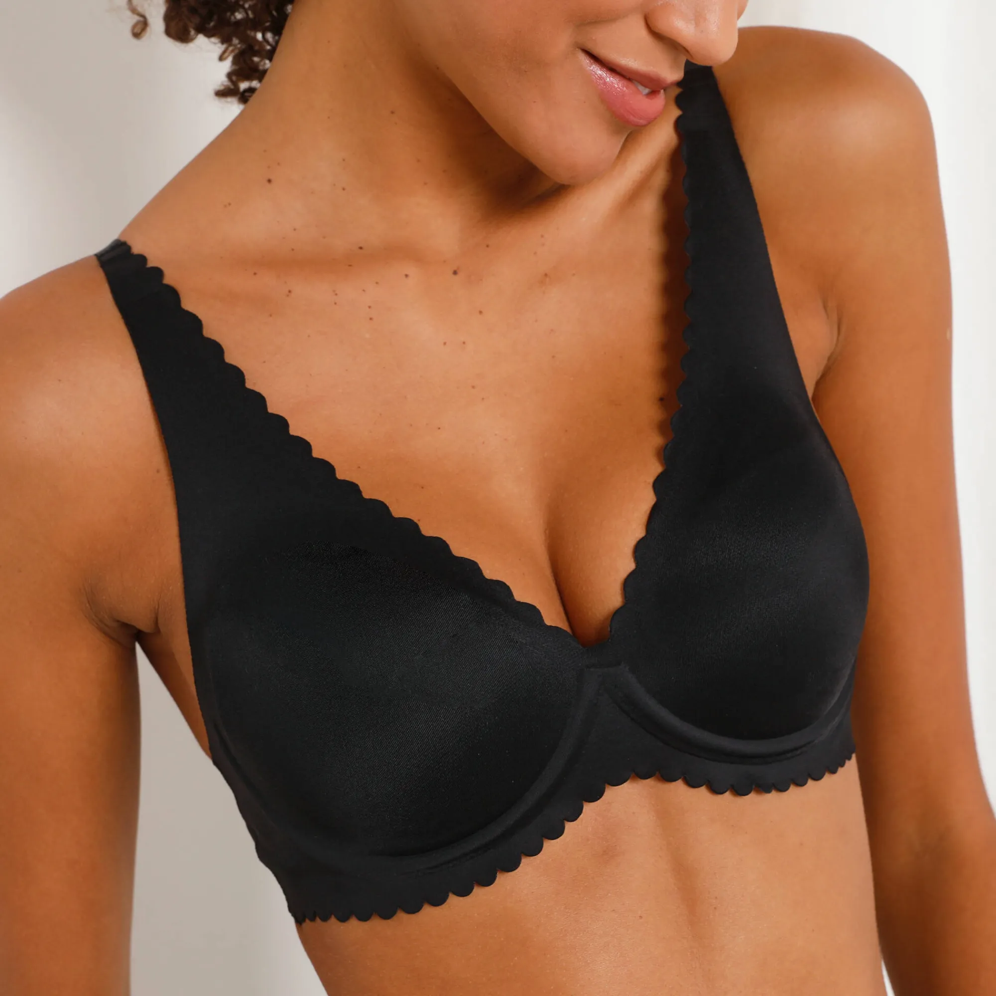 Beha<Dim Onzichtbare beha in microvezel Body Touch - met flexibele beugels zwart