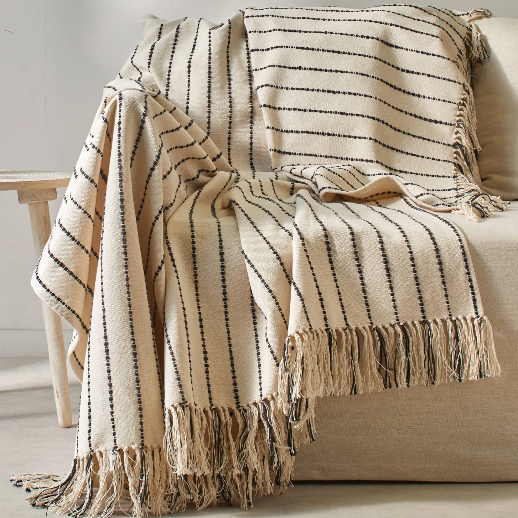 Zeildoekstof<Blancheporte Plaid of zitbanksprei in artisanaal weefsel naturel / zwart